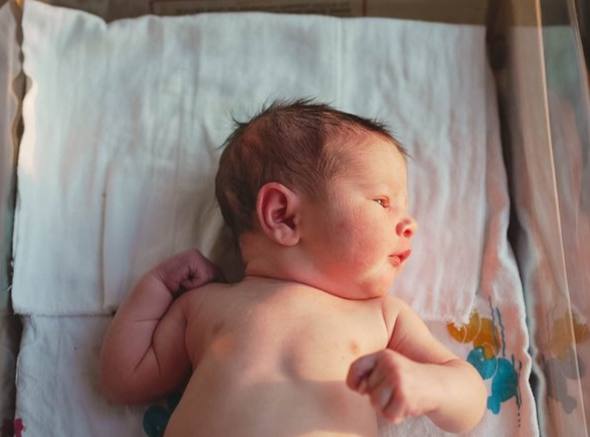 Новогодняя ночь в Приморье ознаменовалась рождением четырёх малышей в разных городах края Первые дети 2026 года Первый новогодний богатырь рост 53 см вес 4030 г появился в 00 48 в роддоме 3 во Владивостоке В 1 47 в краевом перинатальном центре родилась девочка 48 см 2650 г В 3 55 в Уссурийске на свет вышел мальчик 55 см 3470 г Под утро в 5 30 роддом 1 во Владивостоке принял второго ребёнка семьи из Уссурийска 52 см 3450 г За пять минут до полуночи в уссурийской горбольнице кесарево помогло родить пятого малыша в многодетной семье РОДИТЕЛИ ПРИМОРЬЯ