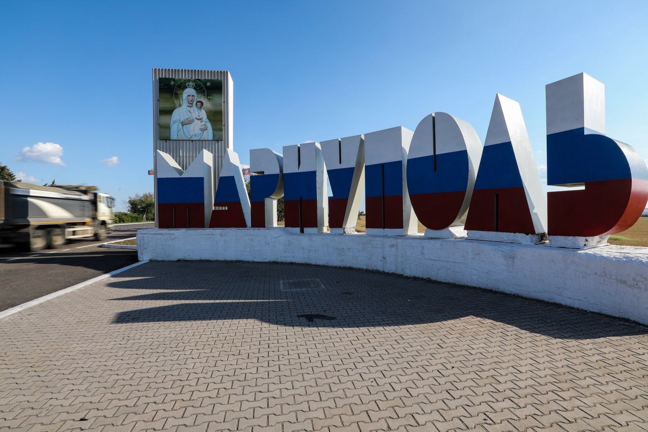 Мариуполь станет крупным транспортным хабом Об этом заявил глава ДНР Денис Пушилин. По его словам, вопрос разминирования и восстановление аэропорта в городе зависят от вопросов безопасности. Как только обстановка стабилизируется, процесс начнется. «Мариуполь станет вообще таким транспортным хабом, потому что здесь концентрированы будут и автомобильные дороги, и железнодорожный транспорт, и морской торговый порт, и авиасообщение», – уточнил Пушилин. Подпишитесь на «Абзац» Добавьте «Абзац» в ленту «Дзена»