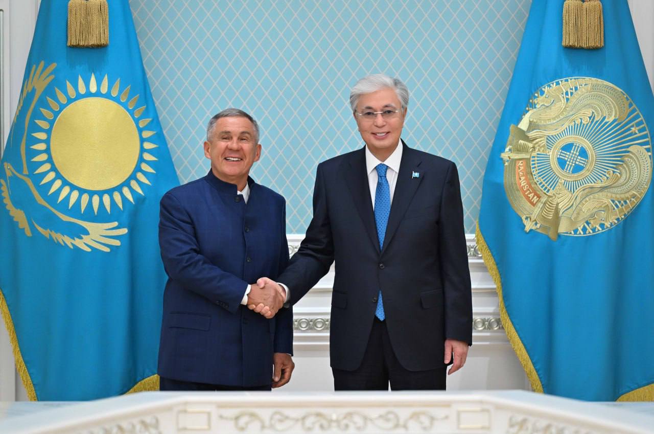 Президент провел встречу с Раисом Республики Татарстан Рустамом Миннихановым  В начале беседы Касым Жомарт Токаев поздравил Рустама Минниханова с переизбранием на пост Раиса Республики Татарстан и поблагодарил его за активное участие в упрочении казахско российских отношений взаимовыгодного партнерства между регионами Казахстана и Татарстаном Мы готовимся к государственному визиту в Москву 12 ноября Считаем что это рубежное событие в наших отношениях Будут подписаны важные документы которые окажут серьезное позитивное влияние на дальнейший ход сотрудничества Я знаю что Вы посетили Северо Казахстанскую и Костанайскую области У Вас есть планы по развертыванию предприятий на территории Казахстана Мы приветствуем все эти планы Мы всегда будем поддерживать все начинания Татарстана в Казахстане сказал Президент  Глава государства отметил успешное сотрудничество в области машиностроения выпуска комплектующих и нефтегазохимии  По его мнению особого внимания заслуживают совместные инвестиционные проекты с компаниями КАМАЗ и Татнефть  Рустам Минниханов поблагодарил Касым Жомарта Токаева за приглашение посетить Казахстан и подтвердил заинтересованность в наращивании контактов в сферах бизнеса промышленности образования и культуры