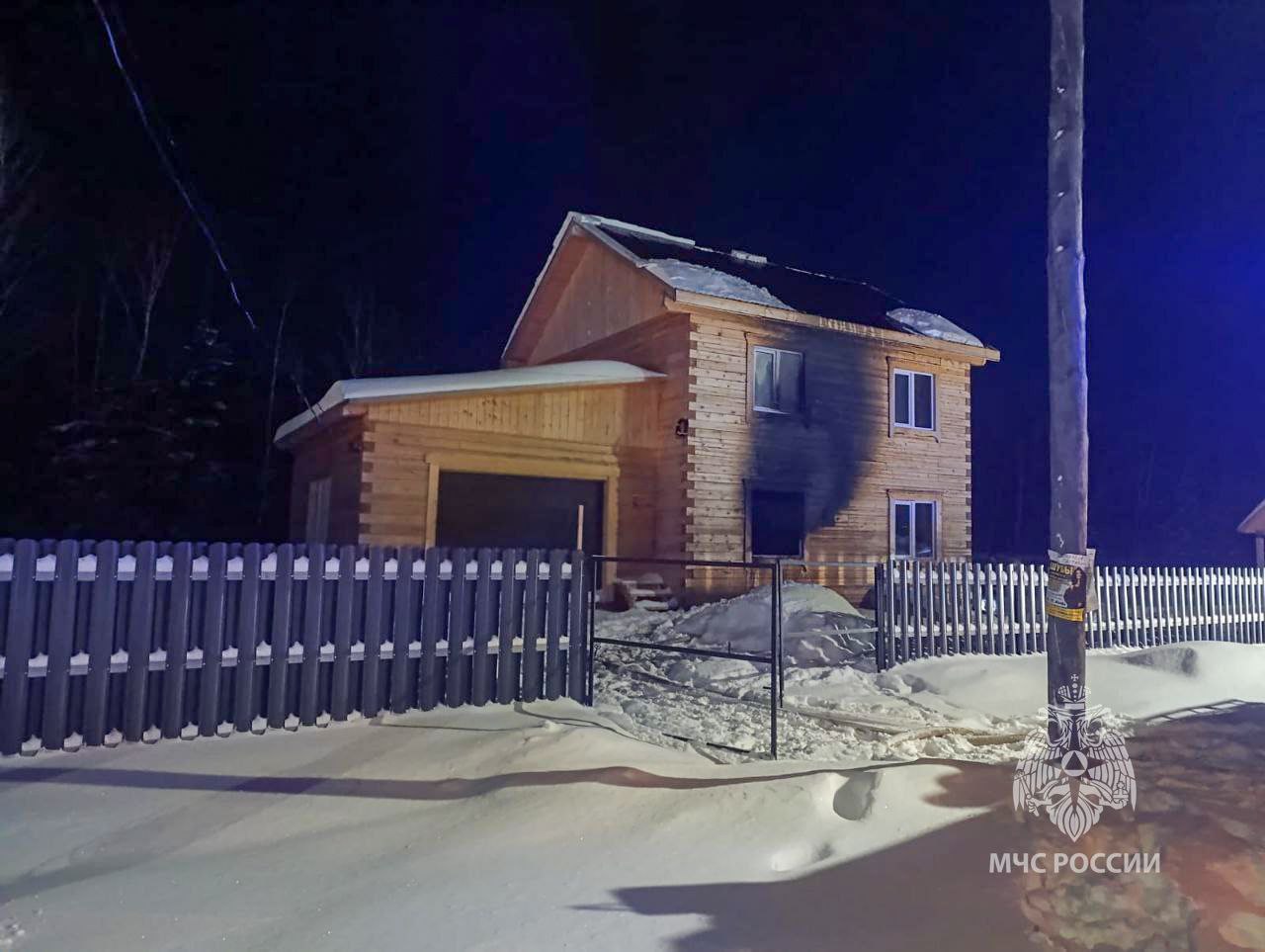 В Главное Управление МЧС России по Республике Саха Якутия поступило сообщение о пожаре в двухэтажном частном жилом доме по адресу Сунтарский район с Сунтар ул Хатынахская К сожалению в ходе тушения пожара обнаружены пять погибших в том числе трое детей Площадь пожара составила 24 кв м На тушение привлекались 6 человек и 2 единицы техники республиканской пожарной охраны На месте работают дознаватели МЧС России и следственно оперативная группа Причина и обстоятельства происшествия устанавливаются mchsYakutia