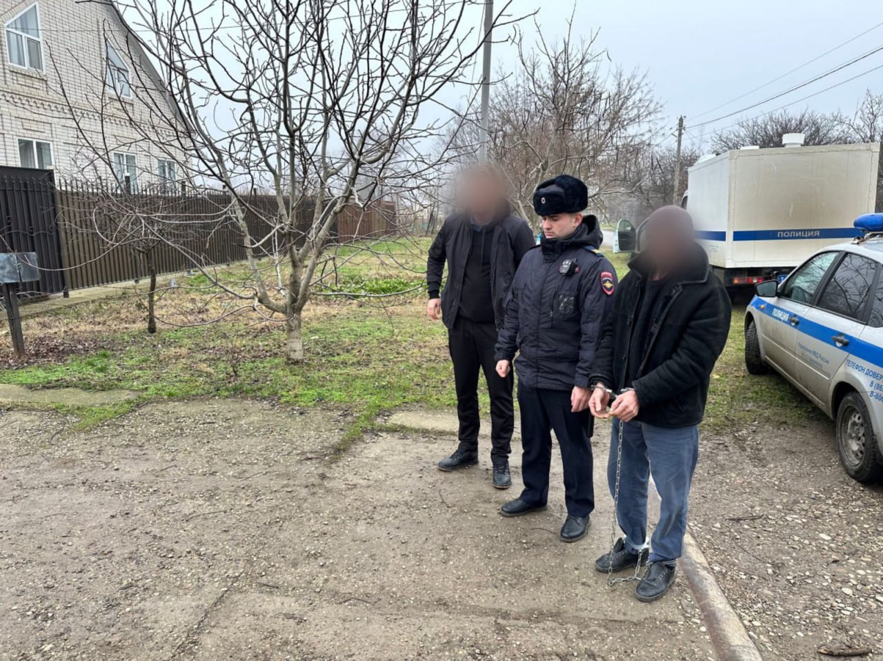 Организатор заказных убийств в Нефтекумске получил 22 года колонии спустя 11 лет  На Ставрополье вынесен приговор организатору двух заказных убийств, совершенных в Нефтекумском округе в 2013 году, сообщили в краевом управлении ФСБ.  Как это было: В 2012 году мужчина получил заказ за 2 млн рублей на устранение председателя сельхозкооператива и депутата местного муниципального совета.Привлек двух сообщников, которые купили самодельные взрывчатки за миллион.    12 июня 2013 — взорван автомобиль председателя кооператива   30 ноября 2013 — подорван автомобиль депутата во дворе администрации  Обе жертвы скончались от полученных травм.  Путь к правосудию: • 2016 год — осуждены двое исполнителей • Третий скрывался и был объявлен в международный розыск • Его задержали на территории соседней республики  Приговор: 22 года колонии строгого режима + 1,5 года ограничения свободы  Дело в отношении заказчика рассматривается отдельно.  Фото: УФСБ РФ по Ставрополью    / Все наши каналы