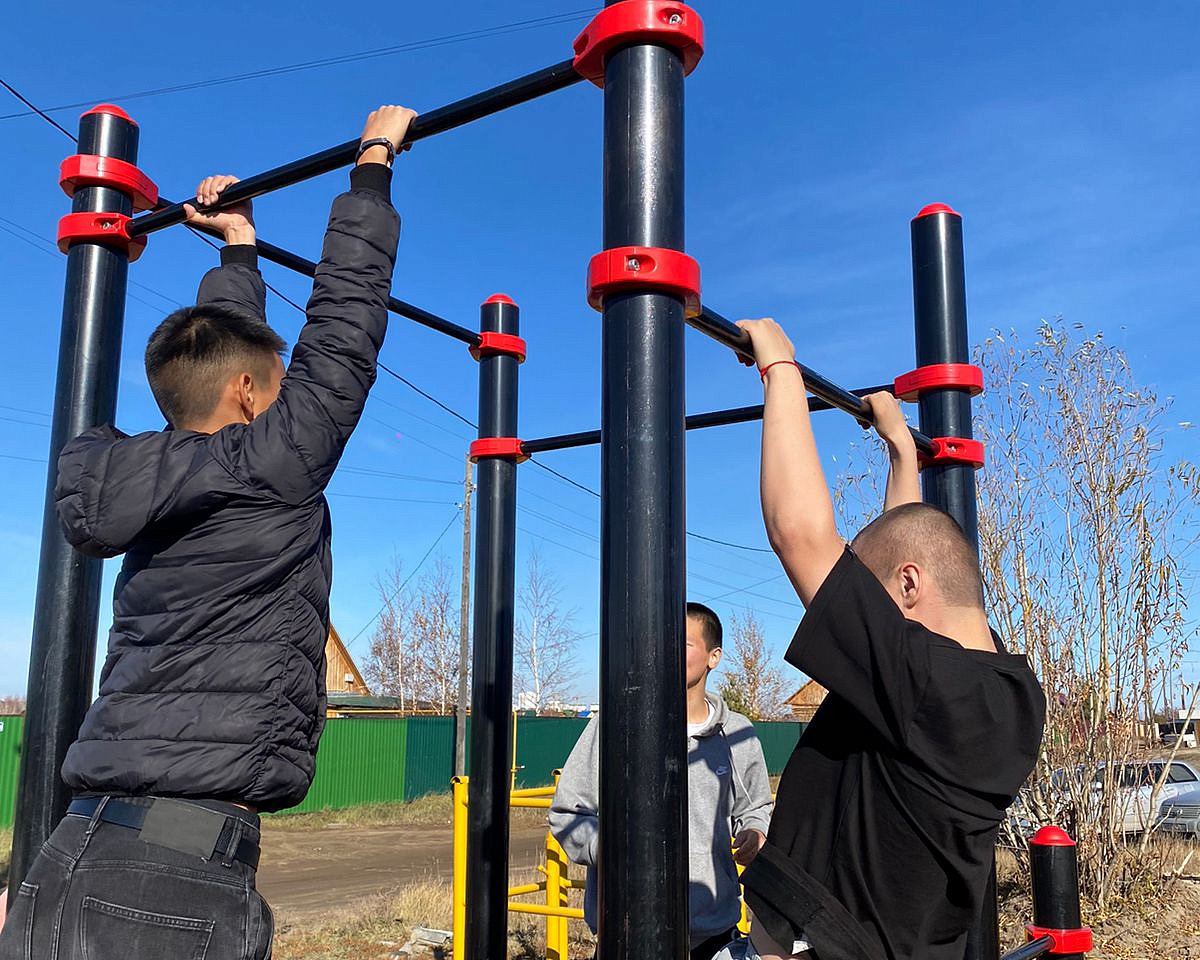 В селе Пригородный открыли спортивную воркаут-площадку     Руководитель Управы села Пригородный Василий Пинигин отметил, что Окружная администрация города Якутска и лично глава города Евгений Григорьев поддерживают установку воркаут-площадок, чтобы молодежь активно занималась физкультурой и спортом на свежем воздухе, придерживалась здорового образа жизни.  «Как известно, физкультура и спорт закаляют человеческий дух и силу воли. Уверен, занятия на воркауте не только улучшат, поправят здоровье многим, но и поспособствуют спортивным успехам молодежи. И мы будем гордиться нашей молодежью, как гордимся нашими военнослужащими – участниками специальной военной операции», - подчеркнул Василий Пинигин.