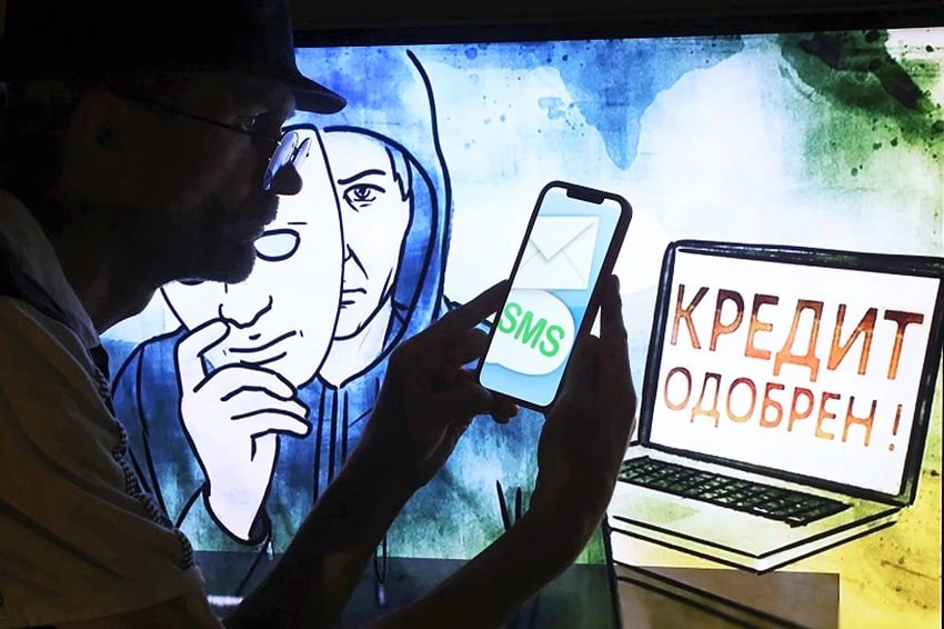 Минус страх за кредит от мошенников теперь отвечает не пострадавший Онлайн кредиты оформленные мошенниками больше не будут автоматически вешать на жертв Минюст и Центробанк утвердили новые правила по кибербезопасности и борьбе с фродом в дистанционных финансовых услугах Если человек официально признан потерпевшим решением следствия прокурора или суда банк обязан приостановить начисление процентов и взыскание долга Требовать деньги в таком случае будут уже с мошенников Если же проверка покажет что обмана не было кредит и проценты продолжат взыскивать в обычном порядке Поэтому советуем если вас обманули сразу обращаться в Органы внутренних дел и сохранить всю переписку и историю звонков ExoUzbekistana