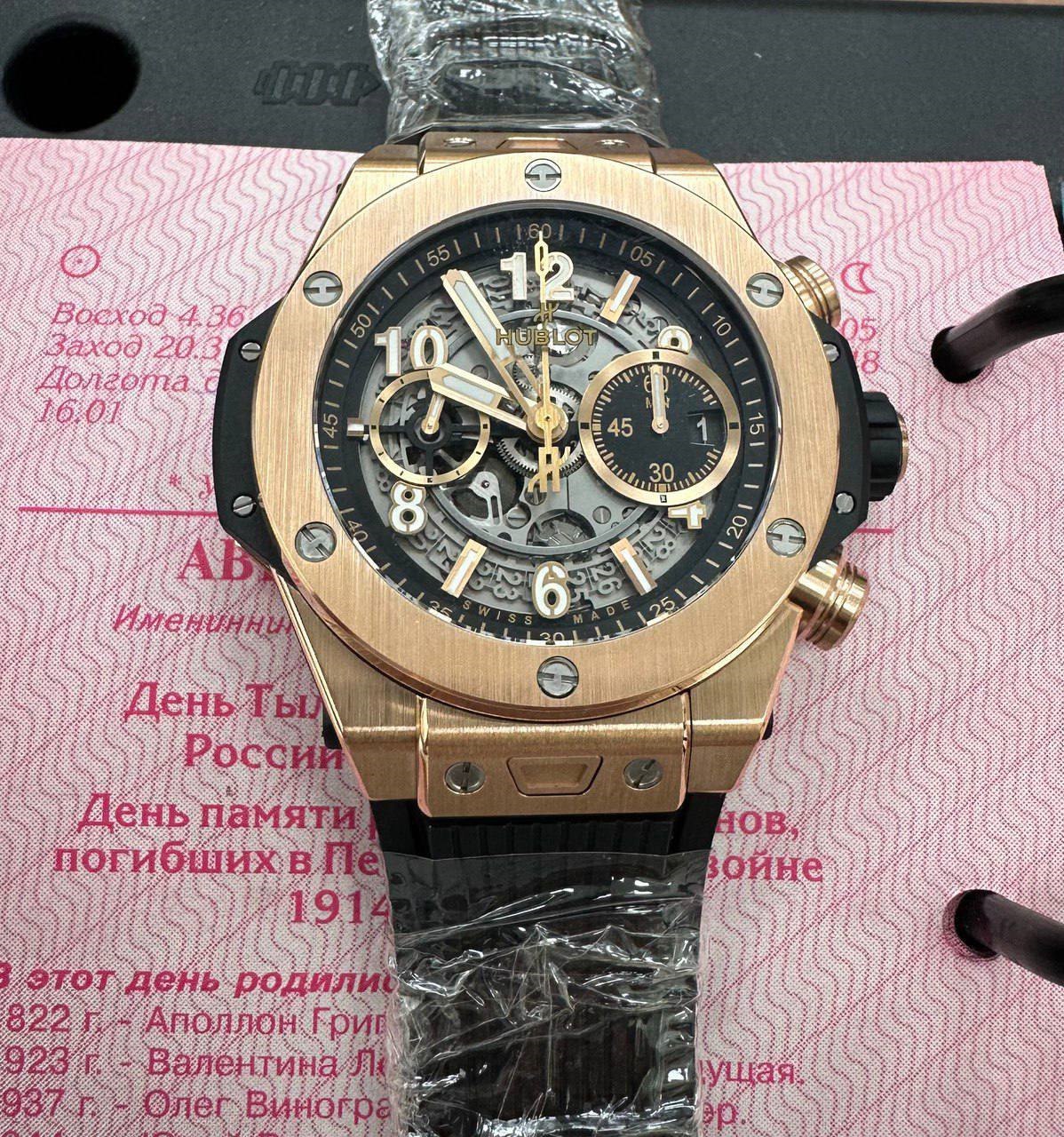 Роскошные часы Hublot за 3,5 млн рублей пытался незаметно провезти в Россию иностранец ⌚ Дорогой аксессуар известного люксового бренда турист прятал в кармане брюк, решив, что досматривать его в московском аэропорту таможенники не станут. Однако ошибся. Как показала экспертиза, часы оригинальные и изготовлены из чистого золота. Иностранец прятал их, чтобы не платить почти 800 тысяч рублей таможенной пошлины. В итоге теперь задержится в России надолго - ему грозит до 5 лет колонии за контрабанду.