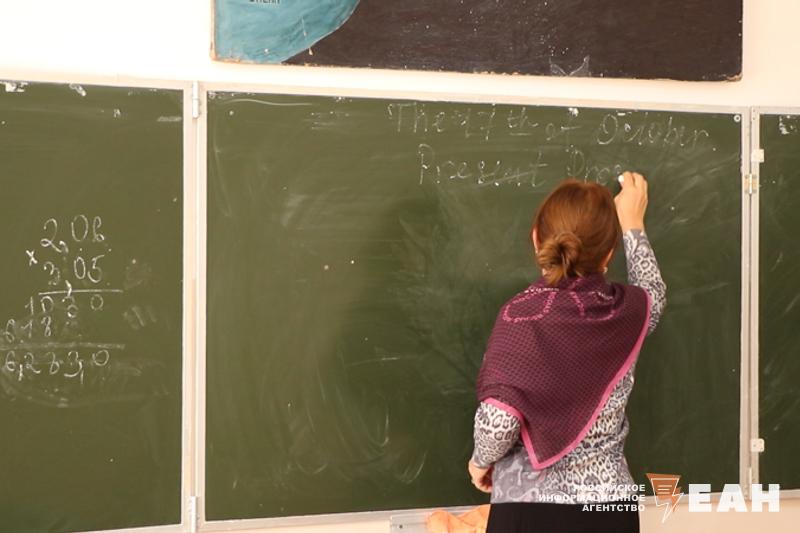 Министр образования Челябинской области посоветовал школьникам идти в инженеры и педагоги Виталий Литке напомнил что до 2 февраля 11 классникам необходимо выбрать предметы для сдачи ЕГЭ Министр рекомендовал обратить внимание на физику профильную математику и химию Это ключевые предметы которые дают возможность поступить на инженерные направления которые сегодня являются самыми перспективными В дальнейшем можно будет строить карьеру в сферах инженерного направления технологического предпринимательства исследовательскую карьеру карьеру ученого Естественно научный профиль является доминантным отметил он Также Виталий Литке назвал востребованными педагогические специальности Подписаться на канал ЕАН Челябинск