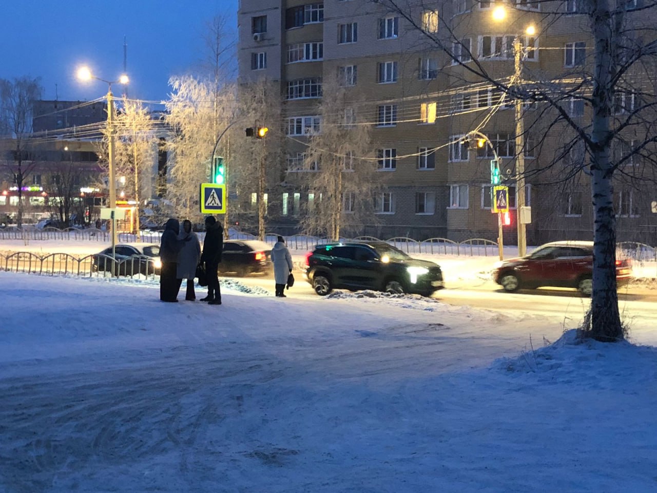 В Сыктывкаре напротив дома №353 по улице Тентюковской  при подходе к школе №3 и детскому саду №112  запущен светофор с вызывной кнопкой.  Переключение светофора происходит не сразу, а через некоторое время. Для перехода дороги пешеходу дается 15 секунд. Одна минута после нажатия кнопки составляет минимальное время ожидания до включения следующего зеленого сигнала для пешеходов, сообщили в Госавтоинспекции Сыктывкара.