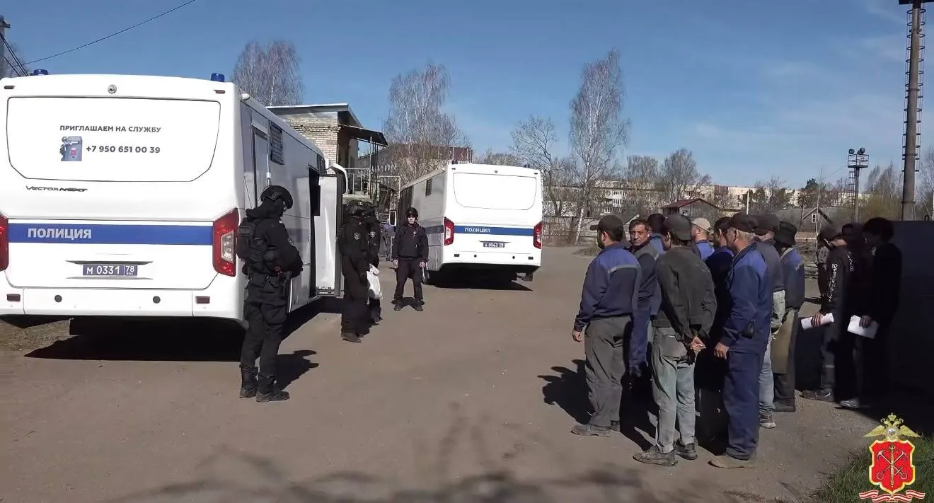 Полиция провела рейд по предприятиям Ленобласти Правоохранители выезжали в Лужский район чтобы проверить соблюдение миграционного законодательства Они обошли заводы по производству бетона и стройматериалов в посёлке Толмачево теплицы и шиномонтаж в деревне Большая Ящера Нарушения выявлены и у рабочих рынка в Луге Из 200 проверенных граждан нарушения выявили у 22 человек Их доставили в отделение и привлекли к административной ответственности GradSPb в MAX подпишись