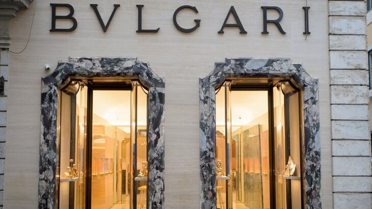 Bulgari подала заявку на регистрацию товарного знака в России    Bulgari, Subway, Pop Mart — очередь в Роспатент  Российский рынок снова в фокусе у международных брендов. Сразу три крупных игрока подали заявки на регистрацию товарных знаков в РФ, пишет РИА Новости со ссылкой на базу Роспатента.    Bulgari — люксовый итальянский бренд, известный украшениями и часами, подал заявку 11 июля. Но на этом не остановился: в России хотят продавать под брендом и одежду, парфюмерию, электронику  ! .    Subway готовится к ребрендингу: в Роспатент зашли с новым знаком Subboy — под ним планируют оказывать ресторанные услуги. Видимо, ищут способ перезапустить франшизу в новой обёртке.    Pop Mart — китайский гигант по производству коллекционных игрушек — хочет зарегистрировать бренд Labubu. Заявка охватывает почти всё: игрушки, косметику, одежду, бытовую химию, украшения и т.д.    Что это значит для Москвы? Во-первых, оживает сегмент интеллектуальной собственности — бизнес снова приходит с расчётом на долгую игру. Во-вторых, возвращение или адаптация крупных брендов в новой форме — это не только про торговлю, но и про то, как сейчас строится рынок: гибко, через локализацию и перезапуск под новым названием.  Следим за этим внимательно — особенно тем, кто работает в fashion, food и ритейле в столице.