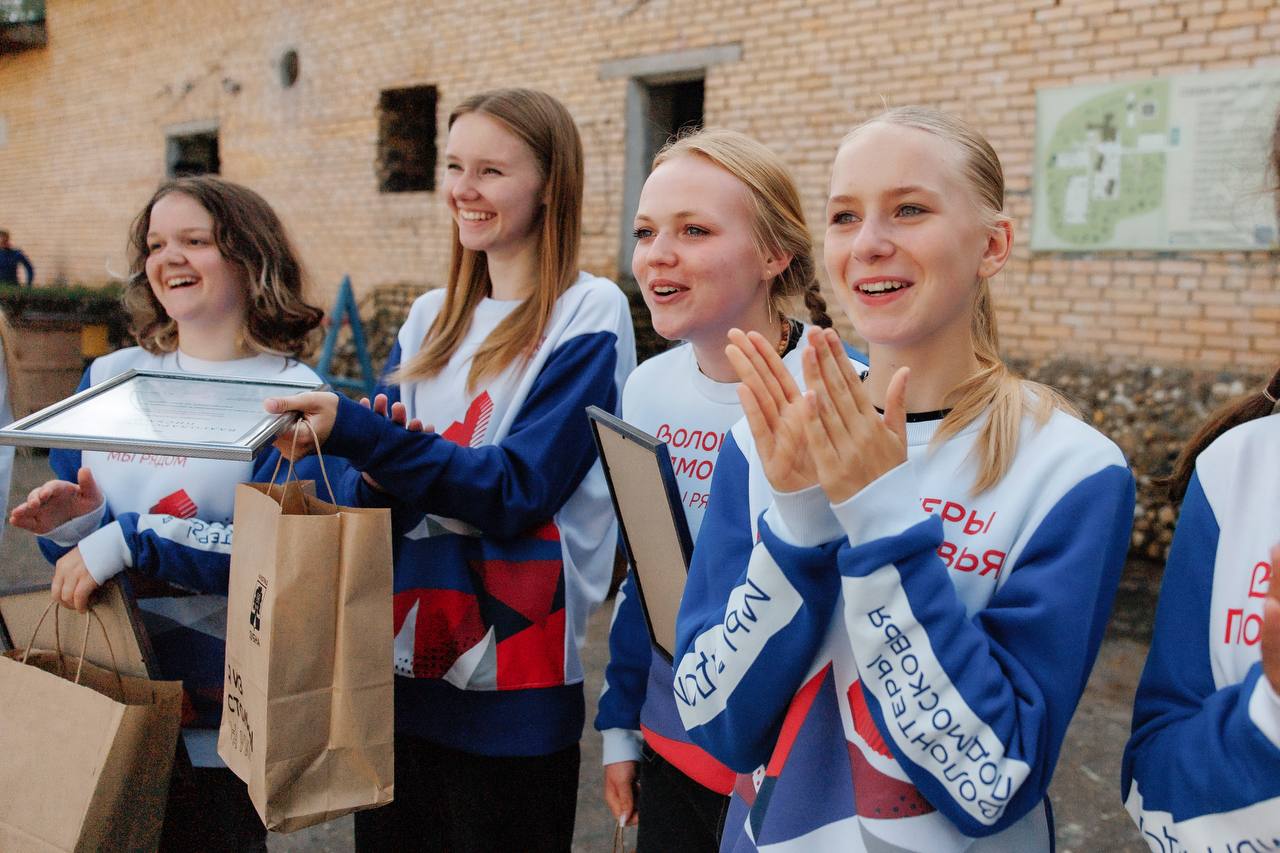 Сегодня Московская область отмечает День добровольца штаб в Дубне объединяет уже почти полтысячи волонтеров Только за год они приняли участие почти в 200 мероприятиях различного формата В Дубне волонтёры разливают горячий чай у крещенской проруби раздают мороженое детям помогают семьям участников СВО красят скамейки на набережной сажают цветы у Дома ветеранов и грузят коробки с гуманитарной помощью Спасибо каждому кто помогает городу и людям спасибо за то что вы всегда рядом Ваше неравнодушие и служение на благо общества делают вас героями времени поздравил добровольцев глава Дубны Максим Тихомиров Штаб регионального движения Волонтеры Подмосковья в Дубне работает на базе молодежного центра Инициатива ул Академика Балдина д 2 Стать волонтером Подмосковья возможно с 14 лет dubna tv