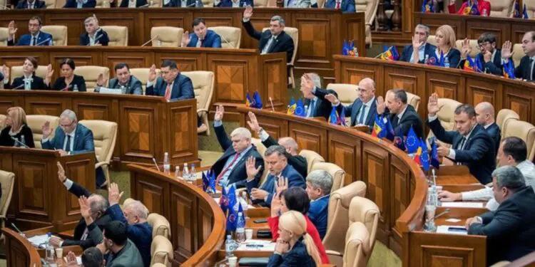 В 2024 году выплаты на содержание депутатов обошлись молдавскому бюджету в 47 миллионов леев. Как и следовало ожидать, большинство наиболее высокооплачиваемых депутатов — представители фракции PAS: 11 членов правящей партии заработали за год свыше 600 тысяч леев. Аналогичный доход получили также двое депутатов от Блока коммунистов и социалистов. Все 13 парламентариев с ежемесячным доходом выше 50 тысяч леев воспользовались всеми предусмотренными льготами, включая компенсации за аренду жилья. Остальные депутаты довольствовались более скромными суммами — от 210 до 230 тысяч леев в год.