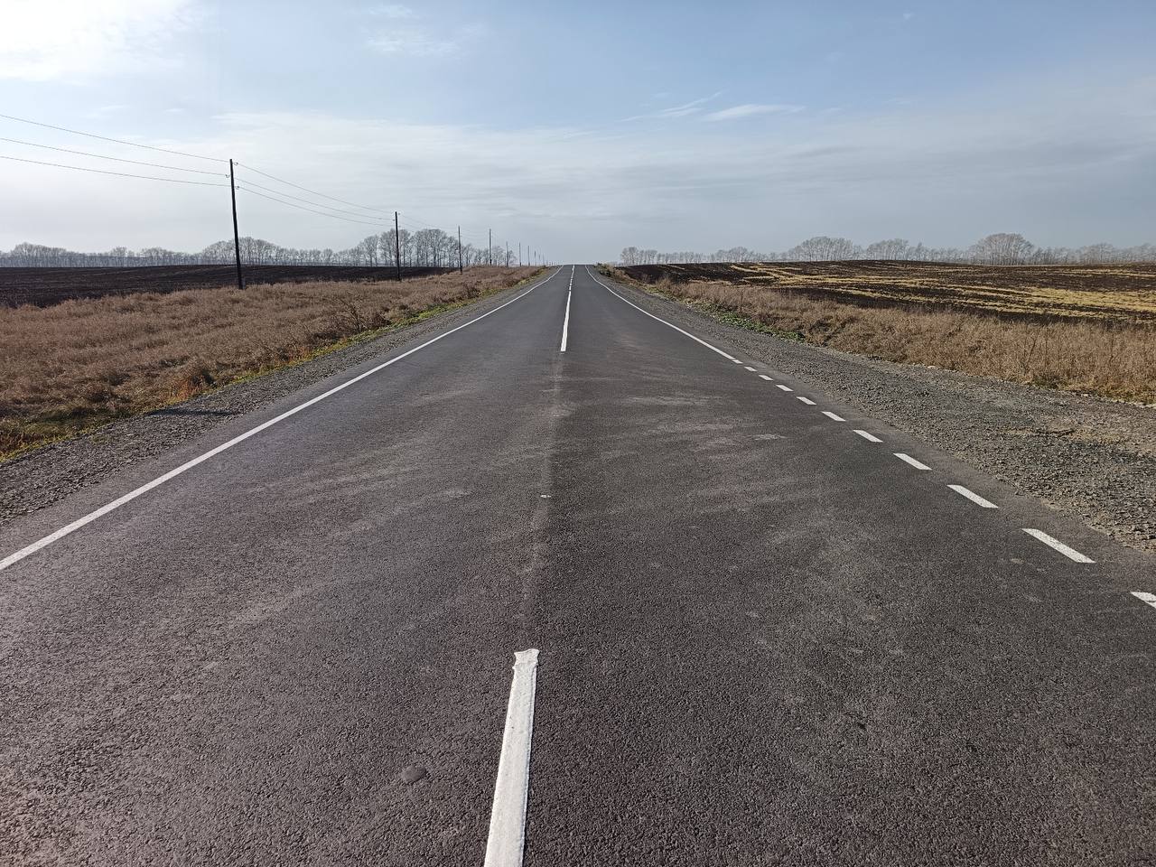 В Алтайском крае обновили часть дороги к Лебединому озеру Озеро Светлое единственное место зимовки птиц в регионе очень популярно у туристов В этом году отремонтировали 2 км участка расширили проезжую часть укрепили основание уложили новое покрытие обустроили обочины установили знаки и нанесли разметку В планах на 2026 й привести в порядок ещё 5 км с 12 по 17 км Вся Сибирь Подписаться в Telegram Читать в MAX Правительство Алтайского края новости Алтайскийкрай