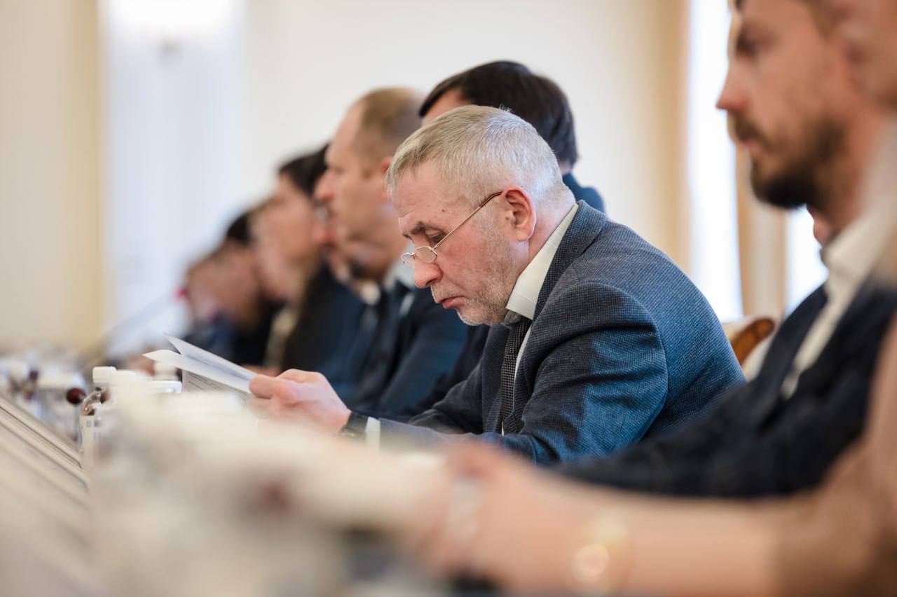 Бывшего главу Терского района Геннадия Попова уволили в связи с утратой доверия. Этого добилась прокуратура через суд. В октябре прошлого года Геннадий Попов покинул пост по собственному желанию и ушёл на пенсию. После этого прокуратура выяснила, что чиновник не указал в декларации о доходах 500 тысяч рублей - «Хибины.ру».