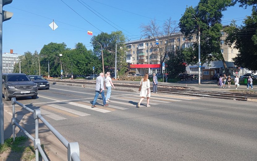 Остановка не работает С 15 июля в Ижевске отменили для посадки и высадки пассажиров остановочные пункты трамваев «Ул. Коммунаров» по улице Кирова в обоих направлениях. Это связано с работами по благоустройству посадочных площадок в рамках ремонта трамвайных путей. О времени завершении работ обещают сообщить отдельно. #Ижевск #Удмуртия