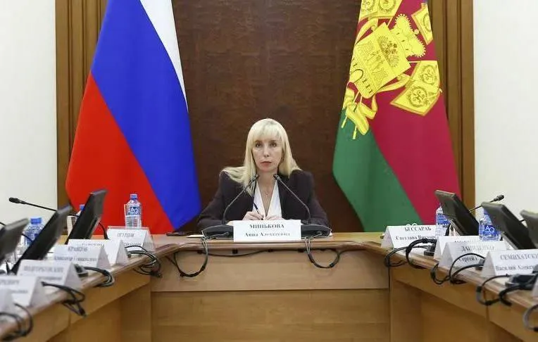 Экс вице губернатор Кубани Анна Минькова признала вину по уголовному делу о мошенничестве и легализации имущества полученного преступным путем Об этом Минькова заявила в зале суда передает корреспондент ТАСС Экс вице губенатор Кубани добровольно компенсировала ущерб в 5 4 млн рублей по уголовному делу сообщает адвокат Краснодар Сегодня Телеграм ВСЁ оставайтесь на связи с нами в MAX   max ru krd 00