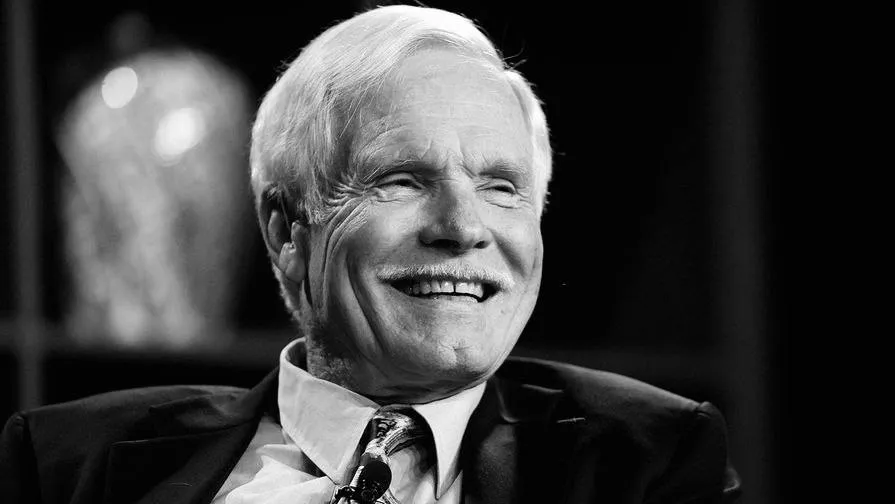 Умер основатель телеканала CNN Тед Тернер Ему было 87 лет О смерти основателя сообщил сам телеканал Тед Тёрнер независимый медиамагнат и филантроп основавший телеканал CNN новаторскую круглосуточную сеть которая произвела революцию в сфере телевизионных новостей В 1991 году Тернер был назван журналом Time Человеком года за влияние на ход событий и превращение зрителей в 150 странах в непосредственных свидетелей истории В 2018 году Тернер сообщил что у него деменция с тельцами Леви прогрессирующее заболевание головного мозга В начале 2025 года Тернер был госпитализирован с легкой формой пневмонии после чего проходил реабилитацию KazanFirst в МАКС