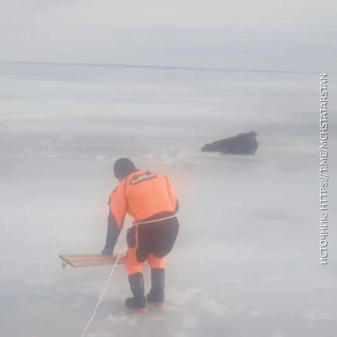 На Каме водитель снегохода провалился под лед и утонул  В трех километрах от берега, неподалеку от горы Лобач и поселка Камское Устье, снегоход провалился под лед, тянув за собой сани-волокуши с пятью рыбаками. Трое из них оказались в воде, но смогли выбраться самостоятельно, хотя до берега добраться не смогли.  По информации ГУ МЧС России по РТ, спасатели прибыли на место происшествия на судне на воздушной подушке и извлекли тело одного из погибших. Остальных рыбаков удалось спасти и эвакуировать на берег.   Подписаться   Сообщить новости