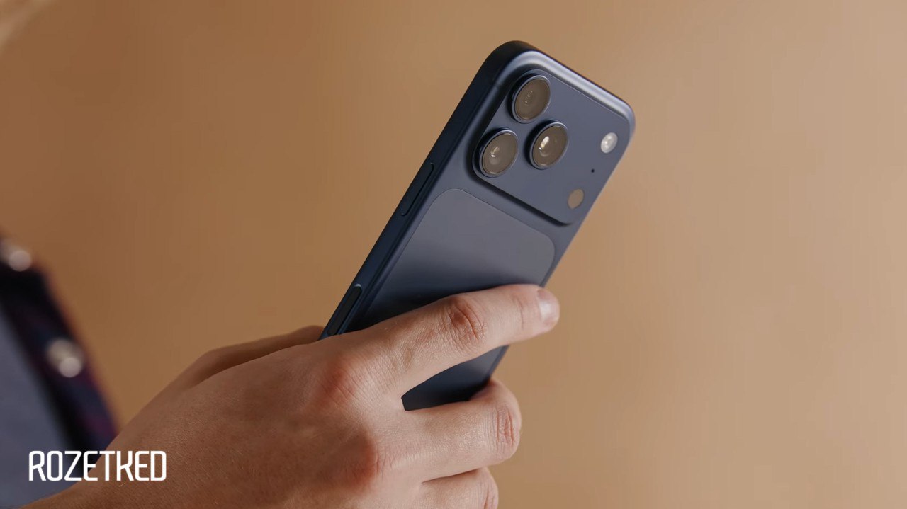 Новые iPhone царапаются и облезают за минуты Покупатели сообщают что новинки Apple даже на стендах в Apple Store уже находятся в расцарапанном состоянии В основном проблема касается iPhone 17 Pro и Pro Max в тёмно синем цвете Похожая беда в стародавние времена преследовала iPhone 5 в чёрном цвете это был первый алюминиевый смартфон компании и из за неправильного производственного процесса чёрные версии очень быстро облезали rozetked me news 41640