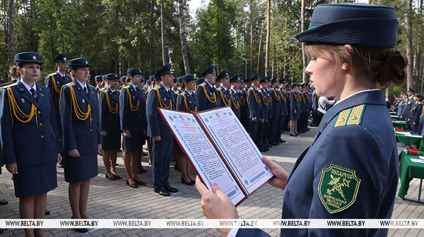 Александр Лукашенко таможенная служба ежедневно доказывает способность защищать интересы государства и граждан Президент Беларуси поздравил руководство личный состав и ветеранов таможенной службы с профессиональным праздником Днем таможенника В сложных условиях политического и экономического давления на страну белорусская таможенная служба демонстрирует устойчивость и эффективность ежедневно доказывая способность надежно защищать интересы государства и граждан говорится в поздравлении Профессионализм и инициатива интуиция и бдительность грамотность в принятии нестандартных решений оперативное реагирование на новые вызовы и угрозы стали неотъемлемыми чертами наших таможенников  Президент отметил что высокое качество работы таможенников способствует развитию национальной экономики расширению внешнеэкономической и производственной деятельности отечественных предприятий  Поддержать канал бустами Inst TikTok ВК OK FB