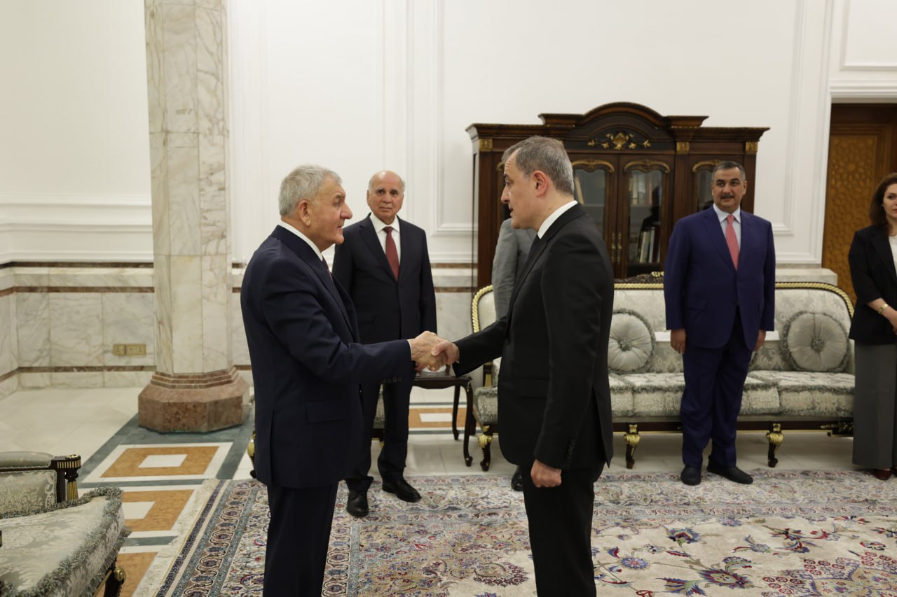Президент Ирака Абдул Латиф Рашид принял министра иностранных дел Азербайджана Джейхуна Байрамова в рамках его официального визита в Багдад, говорится на странице внешнеполитического ведомства в соцсети Х. «В ходе встречи было выражено удовлетворение нынешним статусом дружбы и сотрудничества между Азербайджаном и Ираком. Стороны обменялись мнениями о развитии двусторонних отношений, в том числе в сфере торговли, инвестиций, энергетики, туризма и других областях, представляющих взаимный интерес. Особое внимание было уделено укреплению сотрудничества в рамках многосторонних платформ, таких как ООН, ДН, ОИC и СВМДА. Министр Байрамов также представил подробную информацию об усилиях по постконфликтному восстановлению региона и мирной повестке дня. Стороны подтвердили важность углубления партнёрства, основанного на взаимном уважении и общих ценностях», – говорится в публикации МИД АР.