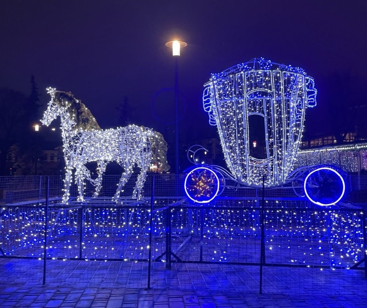 15 декабря в Липецке засияет праздничная иллюминация   newslipetsk ru fn 1757627 html Областной центр готовится к встрече Нового года Уже 15 декабря липчане смогут увидеть как город превращается в настоящую сказку В этом году к зимним праздникам украсят 25 локаций которые хорошо знакомы многим   Прислать новость Подписаться