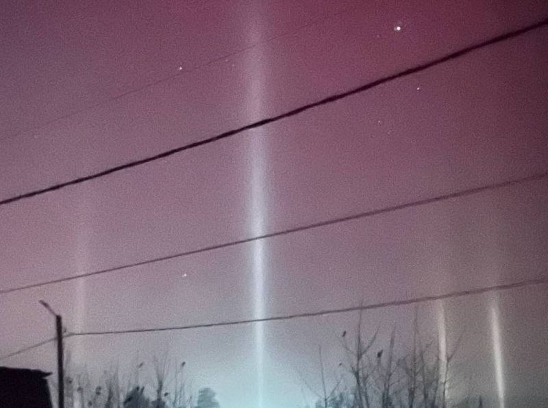 В районе Бурятии засняли северное сияние В эти дни бушует сильнейшая магнитная буря и люди по всей России снимают яркие и редкие кадры свечения нехарактерного для регионов Накануне северное сияние засняли и в Бурятии Иволгинский район Багдарин и др а также в соседней Иркутской области Наши подписчики тоже делятся кадрами свечения снятом в районном центре На фото раннее морозное утро в 5 30 в Заиграево Фото Вперед Заиграево