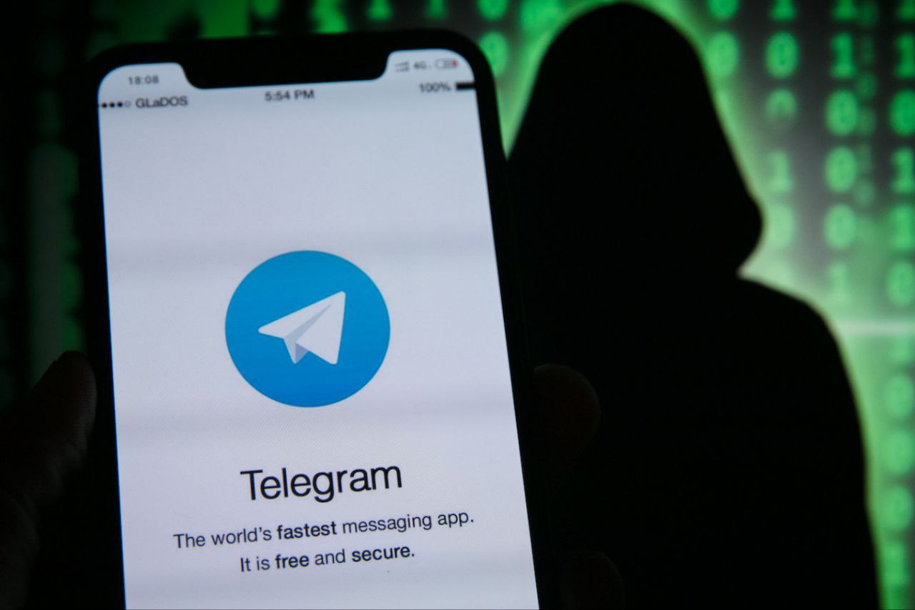 «Ваш аккаунт Telegram удален»: мошенники придумали новую схему обмана россиян    Неопытных пользователей мессенджера запугивают блокировкой аккаунта. Предупредите своих близких, чтобы они не попались на очередную уловку  мошенников.  Потенциальной жертве говорят, что их профиль скоро удалят, а чтобы избежать этого, необходимо сказать код из СМС-сообщения.  Пользователю приходит сообщение якобы от представителя техподдержки. В письме говорится, что от его имени была подана заявка на удаление аккаунта, а для отмены нужно сообщить код из смс-сообщения. Затем мошенник присылает ссылку, за которой скрывается поддельный сайт Telegram, «Госуслуг» или другого популярного сервиса. В нем жертве предлагают оставить свой номер телефона и пройти авторизацию. Когда жертва вводит свой номер, на телефон поступает СМС с одноразовым кодом. Его сразу же видят  мошенники, удаляют переписку и блокируют обманутого.  Полученные данные недоброжелатели могут использовать как угодно: заходить в личный кабинет банка и списывать деньги со счетов или оформлять кредиты. Известны случаи, когда за счет этой схемы злоумышленники получали доступ к банковскому маркетплейсу и оформляли на жертву миллионные кредиты.   Как правило, на уловки мошенников попадают  взрослые люди или пенсионеры. Они чаще всего слабо разбираются в современных сервисах и не знакомы с функциональностью мессенджера.  ‼ ‼ Напоминаем,  что ни один представитель официальных учреждений никогда не попросит эти сведения. Поэтому, если пользователь сталкивается с подобным, следует сразу же прекратить любое взаимодействие со злоумышленником.