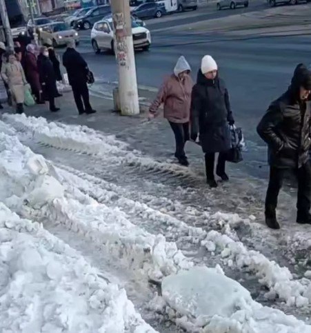 Барнаульцы жалуются на падающие с крыш глыбы льда и снега.  Так, возле ТЦ "Нордвест" несколько дней назад с крыш скинули снег, а с земли его так и не убрали. По словам барнаульцев, люди "ползут", так как по участку трудно пройти.  Также горожане заметили, что в районе барнаульского хлебозавода вместо того, чтобы скинуть снег с крыши, натянули оградительные ленты. А упавший с крыши дома на улице Хлебозаводской, 17 снег с глыбой льда оборвал провод электричества. Из-за этого жильцы остались без света.  Фото: Barnaul 22, "В курсе 22"    ТОЛК