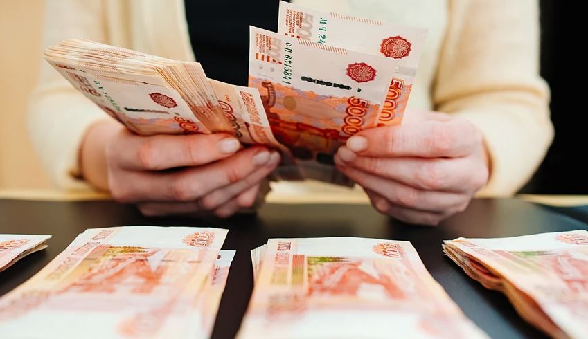 Россияне стали чаще откладывать деньги и готовы больше инвестировать Доля тех, кто откладывает деньги за год выросла с 46 до 56%. Из тех, кто уже сберегает средства, 90% готовы инвестировать. За год сумма, которую россияне считают необходимой для финансовой уверенности, выросла с 3,17 до 4,53 млн рублей. Почти половина опрошенных ежемесячно откладывают до 10% дохода. Каждый шестой — до 20%. В основном россияне копят на случай непредвиденных обстоятельств, на поддержку детей в будущем, на образование, на покупку недвижимости, на формирование пенсионного капитала. Наиболее популярным инструментом для накоплений и инвестиций остается банковский вклад. Также россияне инвестируют в бизнес, программы страхования жизни и ПДС, в акции, облигации, ПИФы. Меньшая часть вкладывает деньги в недвижимость, а также в металлические счета и золото.