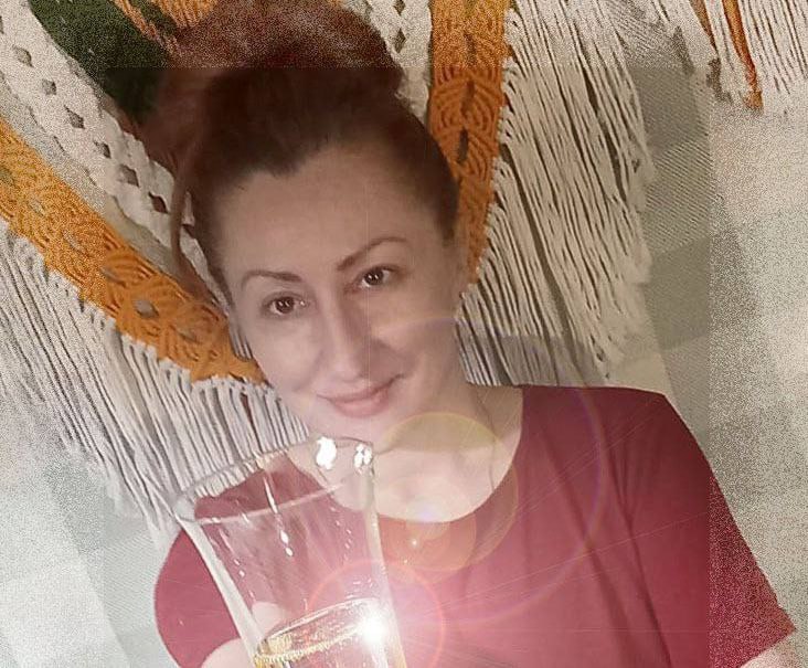 Z блогерша канала извинилась за критику генерала Алаудинова после дела о дискредитации армии Автор Z канала Охранота V ватнике Оксана Кобелева извинилась за критику генерала Апти Алаудинова Ранее её пост вызвал недовольство других пропагандистов и привёл к возбуждению дела о дискредитации ВС РФ Кобелева удалила публикацию и публично раскаялась заявив что её слова оказались на руку врагу Параллельно пропагандисты обсуждают кто в этой истории разжигал срач и кто заказал публикацию указывая на связь с сеткой советников Кремля Некоторые Z каналы прямо обвиняют Александра Талипова в организации конфликта и травле коллег История уже становится типичной для России Турбопатриоты думали что давление и преследования это против либералов и прочих нацпредателей На самом же деле система всегда ищет жертву И в первую очередь пойдут те кто неправильно Zигует Продолжаем следить за удивительным жабагадюкингом