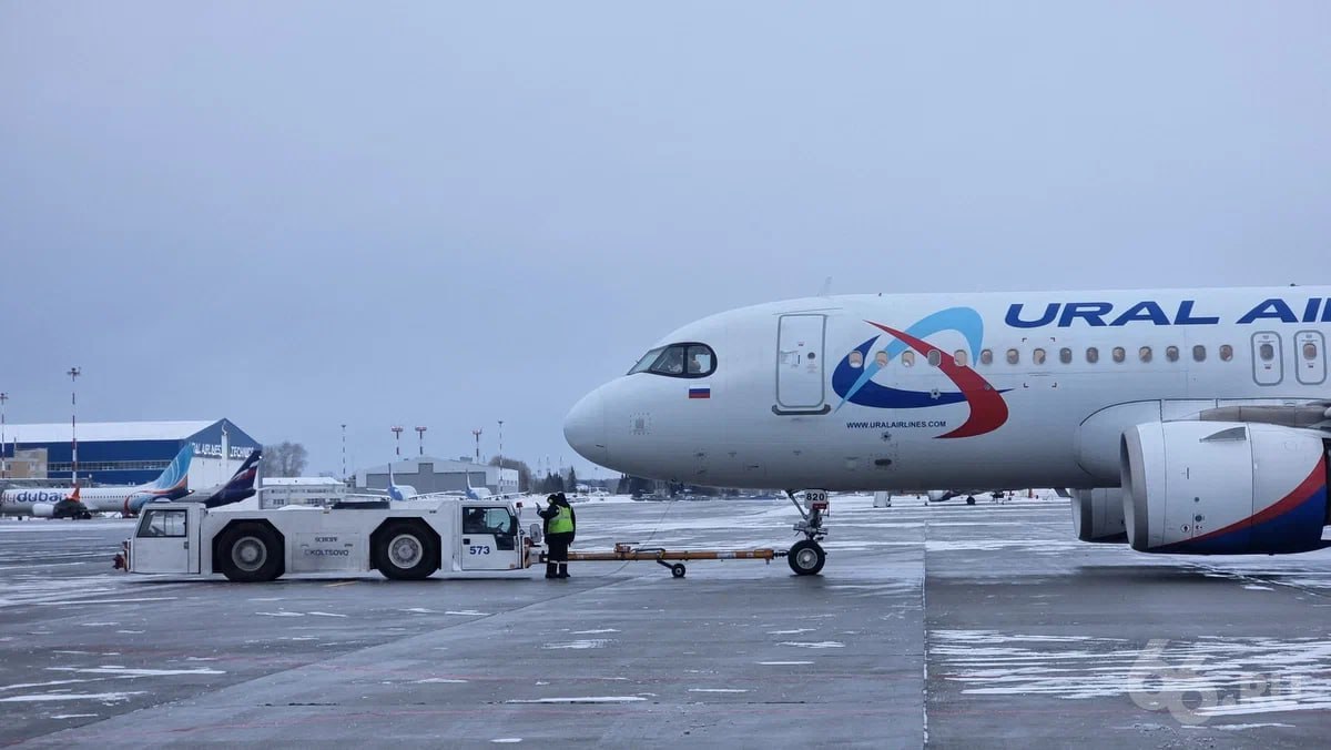 Самолет призрак нашли у Уральских авиалиний Несуществующее судно заметил подписчик телеграм канала SHOT По его словам рейс U6 774 должен был вылететь вчера в 20 15 из Стамбула в Екатеринбург но его внезапно отложили а позже в поддержке сказали что его вообще не существует В пресс службе Уральских авиалиний заявили что никакого самолета призрака нет рейс задержался из за непогоды а его номер не менялся Судно вылетело в 06 19 из Турции   Подписывайся на 66 RU Новости из Екатеринбура