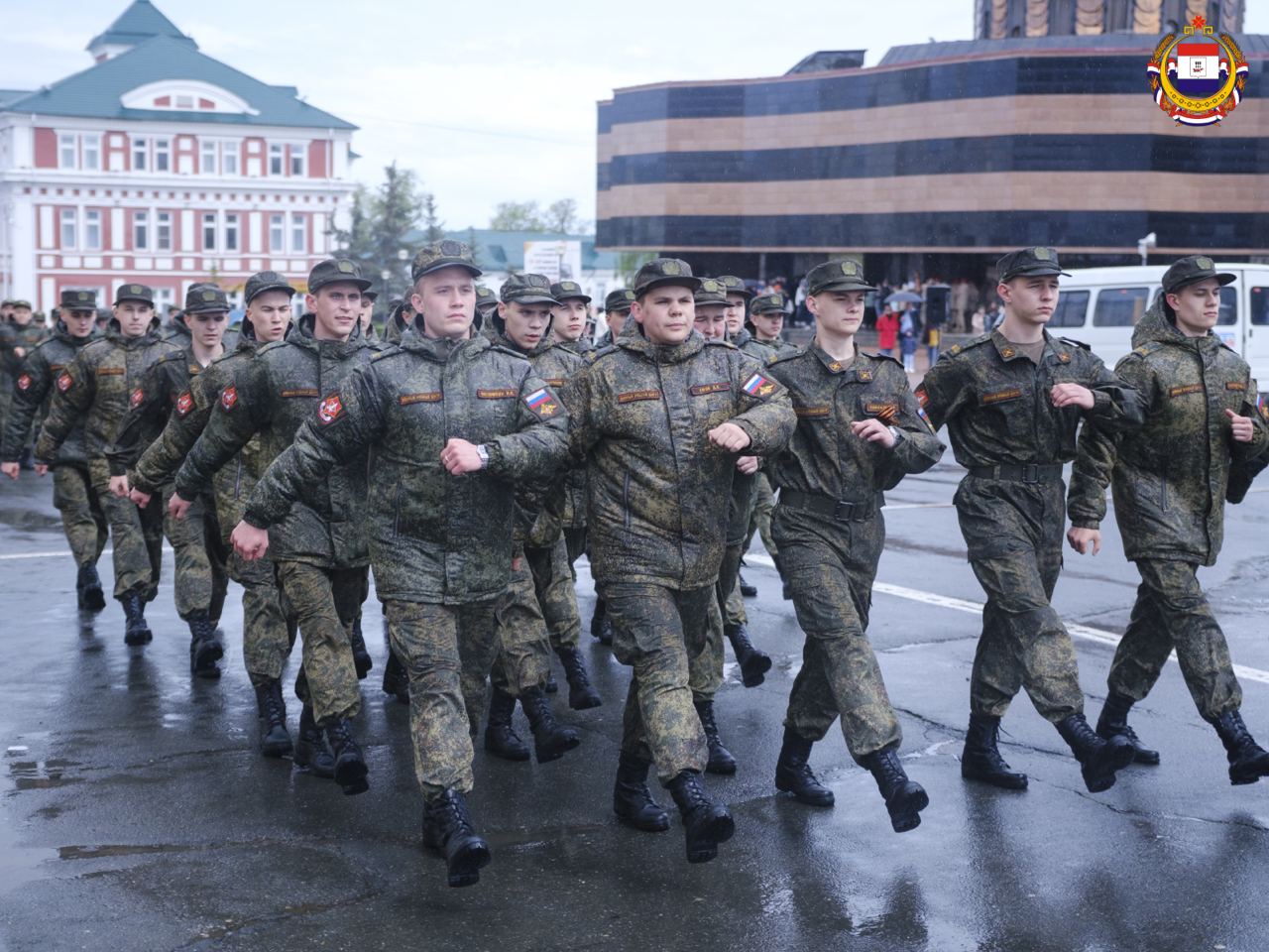 В Саранске проходят репетиции Парада Победы!    Весь апрель учащиеся саранских школ, кадеты, юнармейцы повторяли всё, что будет происходить 9 мая на Советской площади.   Участники соберутся еще несколько раз, чтобы до автоматизма отрепетировать чеканный шаг.   Парад в честь 80-летия Победы в Великой Отечественной войне будет масштабным – по площади пройдут почти 800 человек!  Фото: Егор Горин