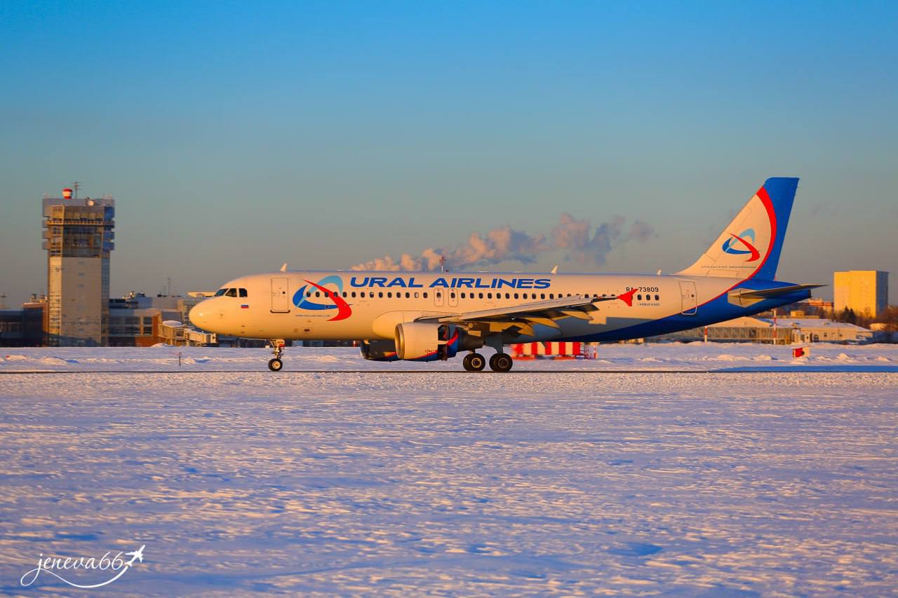 Уральские авиалинии возобновляют рейсы из Кольцово в Харбин Прямые рейсы по маршруту Екатеринбург Харбин Екатеринбург вернутся в расписание с 29 марта сообщает пресс служба аэропорта В авиакомпании отмечают что это решение было принято на фоне высокого спроса после отмены визового режима Полёты будут выполняться два раза в неделю по четвергам вылет из Екатеринбурга в 15 25 и воскресеньям вылет в 20 05 Обратные рейсы из Харбина по понедельникам вылет в 05 55 и пятницам вылет в 01 15 Время в пути составит от 5 часов 50 минут до 6 часов 30 минут Кроме того с 21 февраля Уральские авиалинии увеличивают частоту полётов на маршруте Екатеринбург Пекин до 6 раз в неделю Женева Нефёдова Урал за рубежом
