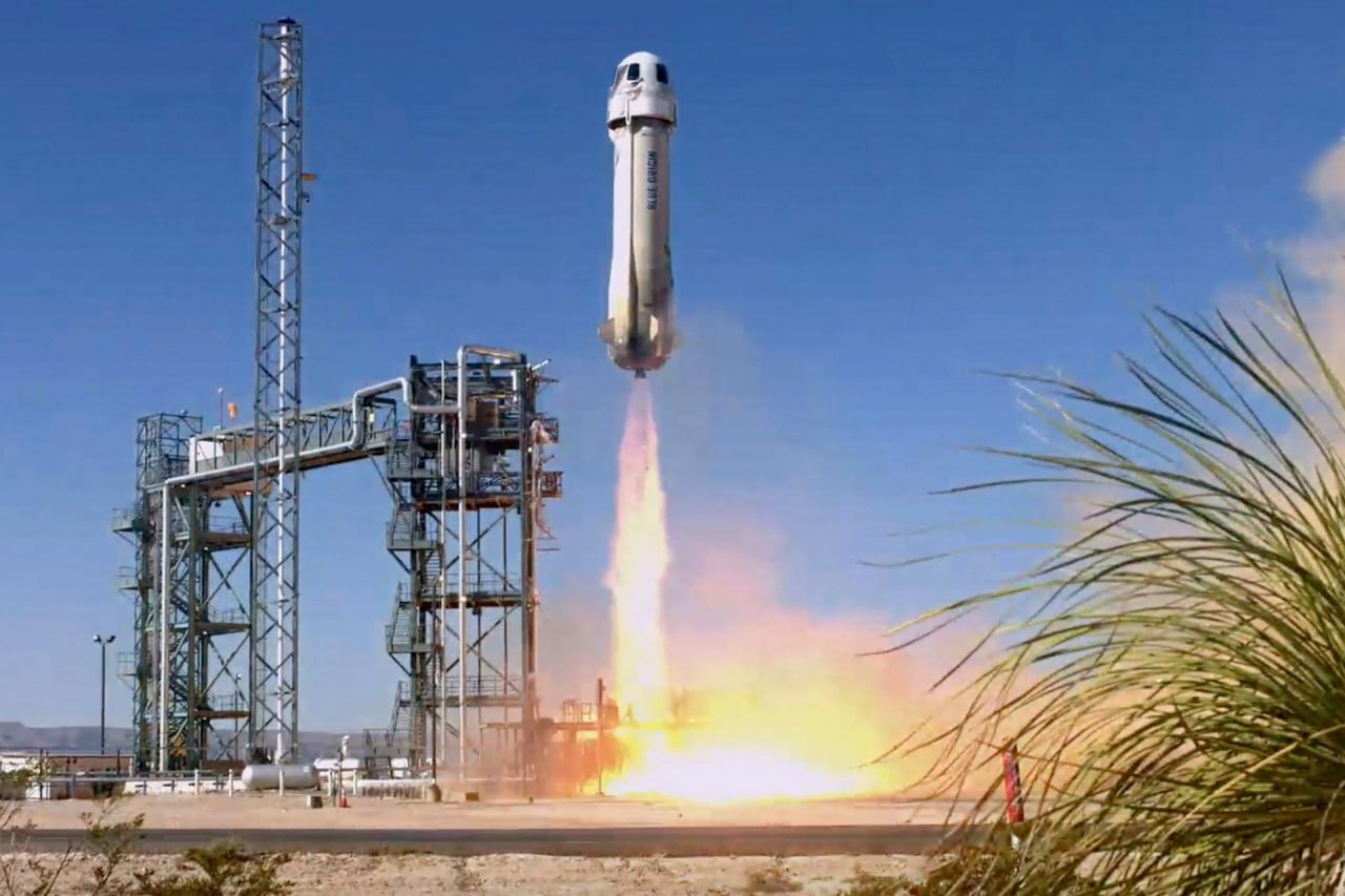 25 февраля Blue Origin планирует провести свою 10-ю миссию по космическому туризму: на суборбитальном корабле Shepard отправятся шесть энтузиастов, которые хотят почувствовать "вкус" космоса.  Полет на New Shepard длится от 10 до 12 минут от старта до приземления капсулы. Пассажиры могут несколько минут провести в невесомости и увидеть Землю на фоне черного космоса.  В СМИ названы имена пяти туристов, которые поднимутся на NS-30. Это венчурный капиталист Лейн Бесс, для которого это будет уже второй полет на New Shepard, испанский телеведущий, пилот и альпинист Хесус Каллеха, предприниматель и физик Элейн Чиа Хайд, репродуктивный эндокринолог Ричард Скотт и партнер хедж-фонда Тушар Шах. Еще один член туристической команды пока не раскрывается.  Это будет 30-й запуск многоразовой ракеты-капсулы New Shepard, поэтому предстоящая миссия называется NS-30. Большинство миссий этого аппарата были исследовательскими, без экипажа.  Почему люди готовы платить миллионы долларов за 3 минуты невесомости в суборбитальном полете на космической ракете, рассказываем в нашем материале:    Фото: AFP