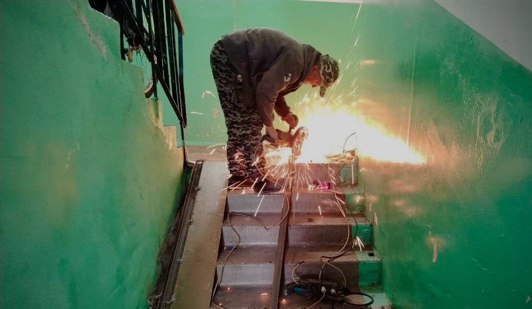 В одном из многоквартирных домов Черкесска по поручению Рашида Темрезова начали установку пандуса для маломобильного жителя МКД На Прямую линию Главы республики с соответствующей просьбой обратилась его родственница Начали установку наклонной площадки которая позволит человеку с ОВЗ перемещающемуся на коляске самостоятельно выходить из подъезда Монтаж оборудования займет некоторое время буквально несколько дней сообщили в управляющей организации В мэрии Черкесска напомнили что любой собственник помещений в МКД имеет право выступить инициатором общего собрания жильцов где может быть принято решение об установке пандуса Это решение необходимо представить в управляющую организацию для исполнения Мы в МАХ