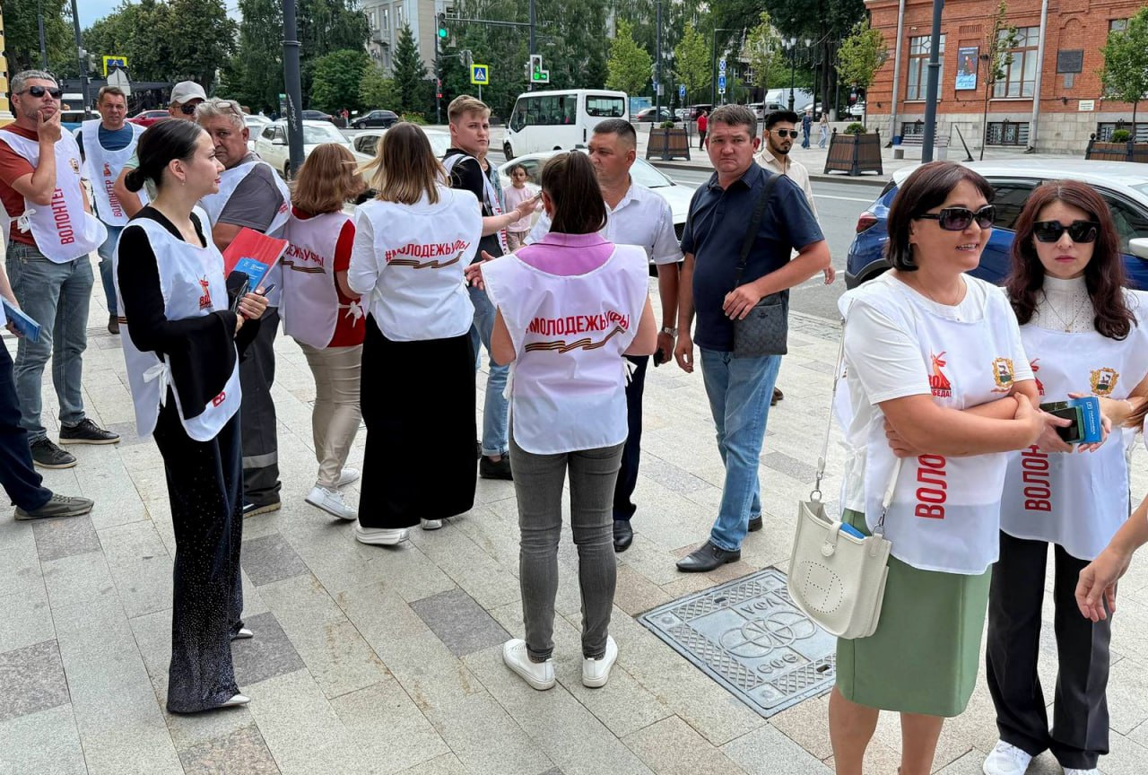 В Уфе начали работу волонтеры платных парковок За день до введения платных парковок на улицах начали работать волонтёры. Завтра возле площадок окажутся 40 добровольцев, которые помогут водителям разобраться с нюансами нововведений. Также парковки оборудованы информационными щитами двух видов. Основные правила: №101 обозначает зону, где время бесплатной стоянки составляет 15 минут; №102 располагается на парковках рядом с объектами спорта, образования, культуры, медицины и другим организациям, предоставляющим государственные и муниципальные услуги. Здесь бесплатно автомобиль можно оставить на 1 час. Подробная информация об организации платных парковок в Уфе размещена по ссылке Моя Уфа. Подписаться Прислать новость