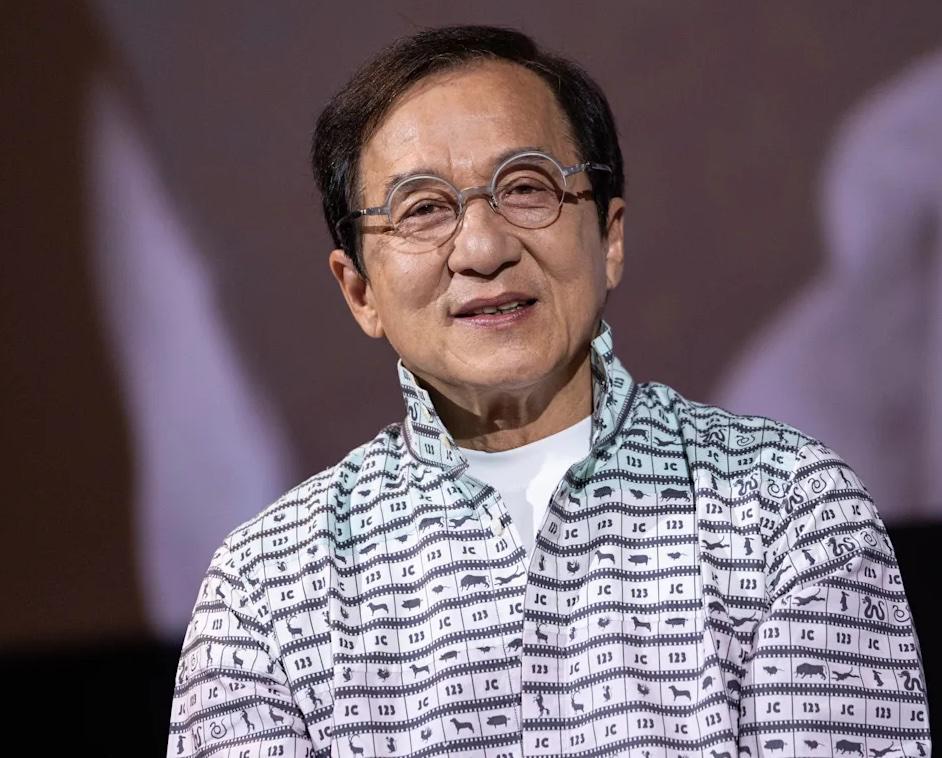 Джеки Чан записал прощальную песню на случай своей смерти На премьере нового фильма Неожиданная семья в Пекине легендарный актер и каскадер Джеки Чан сделал неожиданное заявление Он сообщил что заранее записал песню которая должна будет прозвучать после его ухода из жизни Композиция задумана как личное прощальное обращение к его многомиллионной аудитории по всему миру Артист признался что в последнее время все чаще сталкивается с потерей коллег и друзей что заставляет его глубоко задуматься о бренности бытия Любите Джеки Пишите свой любимый фильм Подписаться на нас Telegram I MAX Прислать нам новость Sakhonlinebot