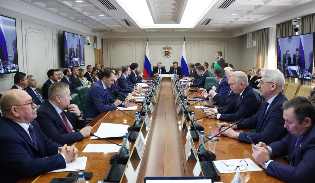 ТЭЦ в Благовещенске нуждается в частичной газификации из за нехватки проектного угля сообщил заместитель председателя правительства Амурской области Павел Матюхин на заседании комитета Совфеда В прошлом году о проблеме говорил губернатор Василий Орлов По словам Матюхина ситуация с топливом в регионе близка к пределу Один из двух угольных разрезов истощен на втором невозможно нарастить добычу из за сложнейших геологических условий и полного износа производства До 50 топлива на сегодняшний день на ТЭЦ и на 340 котельных ЖКХ региона из 550 непроектный уголь Его использование приводит к преждевременному износу оборудования Это уже привело к аварийным ситуациям на ТЭЦ в пике отопительных сезонов 2024 2026 года Для частичной газификации ТЭЦ региону потребуется 400 миллионов кубических метров газа в год Это примерно 1 мощности Силы Сибири Павел Матюхин попросил сенаторов поддержать рекомендацию правительству рассмотреть с участием Газпрома и РусГидро вопрос частичной газификации ТЭЦ и перевода двух котлов на газ в ближайшие три года