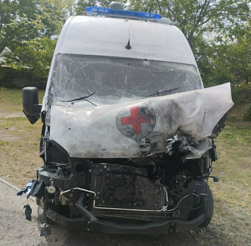 Сегодня утром в Алешках Херсонской области украинский дрон атаковал машину скорой помощи прямо на территории Центральной районной больницы, сообщил губернатор региона. «Произошло три сброса, фельдшер получил лёгкую контузию, но, к счастью, никто не погиб. Скорая повреждена настолько, что восстановлению, скорее всего, не подлежит», - написал он. #ХерсонскаяОбласть #ВСУ #Обстрелы Подписывайтесь на "Донбасс решает".