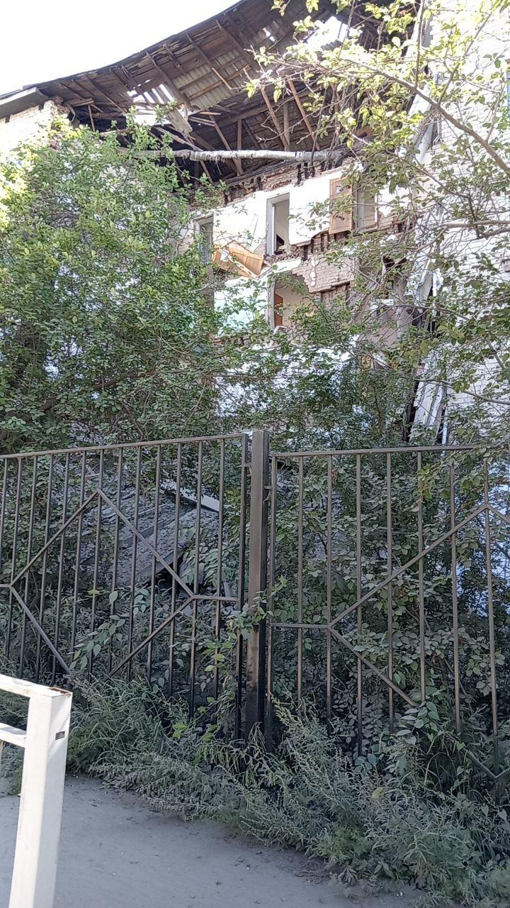Здание пустующего общежития техникума обрушилось сегодня днём в Чите Здание общежития не эксплуатируется, в результате обрушения никто не пострадал. Руководитель СУ СК РФ по Забайкалью Алексей Вольный поручил установить все обстоятельства произошедшего. Следователи осмотрят место происшествия, определят владельцев объекта и возьмут объяснения у должностных лиц, ответственных за его содержание. «Чита.Ру»