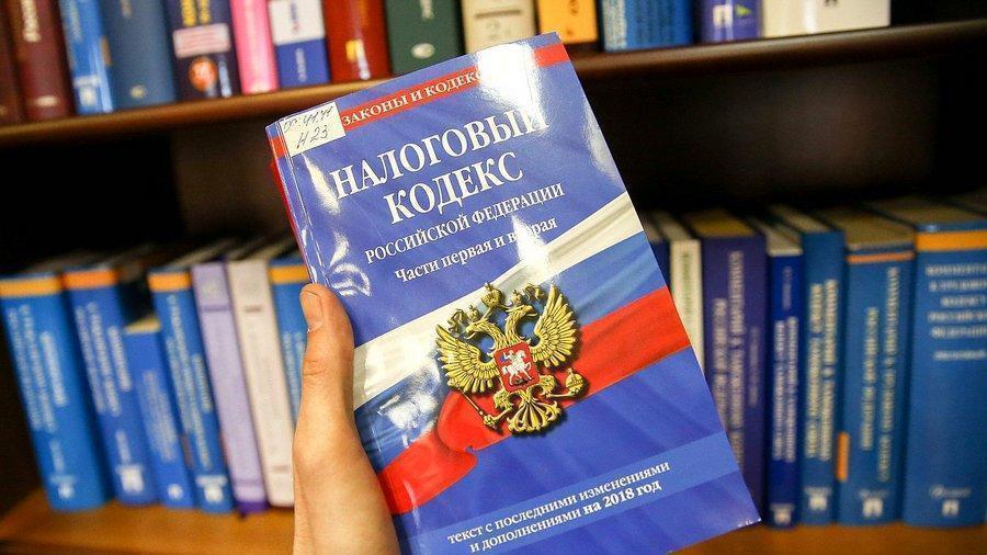 НОВЫЕ ПРАВИЛА НАЛОГООБЛОЖЕНИЯ ОПЕРАЦИЙ С ДОЛЯМИ В ООО ЧТО ПРИДУМАЛИ В ПРАВИТЕЛЬСТВЕ Правительство подготовило поправки в Налоговый кодекс, чтобы внести ясность в порядок налогообложения операций с долями в обществах с ограниченной ответственностью. Эти изменения стали ответом на недавнее решение Конституционного суда, который признал существующие нормы недостаточно четкими и допускающими неоднозначное толкование. Суть проблемы заключалась в следующем: когда участник выходит из ООО и получает взамен своей доли имущество, налоговые органы считают разницу между стоимостью доли и стоимостью переданного имущества доходом компании, облагаемым налогом. Конституционный суд с этим не согласился, указав, что доход ООО в такой ситуации должен определяться исходя из действительной рыночной стоимости доли, перешедшей к компании на определенную дату. Предлагаемые поправки в Налоговый кодекс, в частности, касаются упрощенной системы налогообложения УСН . Согласно им, доходом будет считаться именно действительная стоимость доли, зафиксированная на следующий день после передачи имущества выходящему участнику. Это позволит избежать ситуаций, когда налоговая база формируется на основе разницы между стоимостью доли и стоимостью переданного имущества, что, по мнению Конституционного суда, является несправедливым. При этом компании, которые уже уплатили налоги по старым правилам, не будут обязаны пересчитывать платежи. Кроме того, завершенные судебные дела также не будут пересматриваться. Таким образом, изменения коснутся только будущих операций с долями ООО. Фото: пресс-служба Госдумы #аврорамедиа_россия Telegram-экосистема АВРОРА МЕДИА МЕДИА НОВОСТИ РЕГИОН ЛАЙФ СПОРТ ГЕРЛЗ ХАЙТЕК ПЕРСОНЫ ИНСАЙД КРИМИНАЛ МОЛОДОСТЬ LIVE АВРОРА МЕДИА YOUTUBE RUTUBE