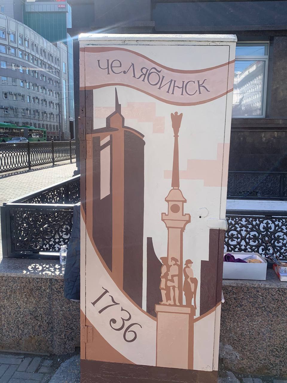 В центре Челябинска появились новые арт-объекты В районе площади Революции художники расписали три подстанции, изобразив на них английскую телефонную будку, стелу, посвященную основателям города, и театральную сценку. Напомним, техсооружения расписывают с учетом исторического и культурного контекста мест, в которых они расположены. : администрация Челябинска / Прислать новость