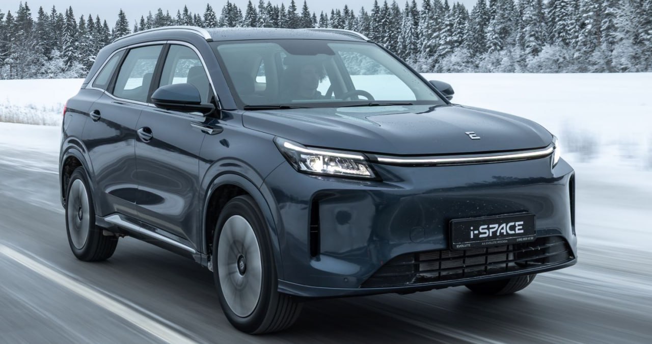 Полноприводный гибрид Evolute i Space поступил в продажу цена от 3 790 000 рублей С учетом госпрограммы популяризации электромобилей и последовательных гибридов цена составит от 2 865 000 рублей Машина оснащена дополнительным электромотором на задней оси суммарная мощность 367 л с при этом налогооблагаемая 159 л с