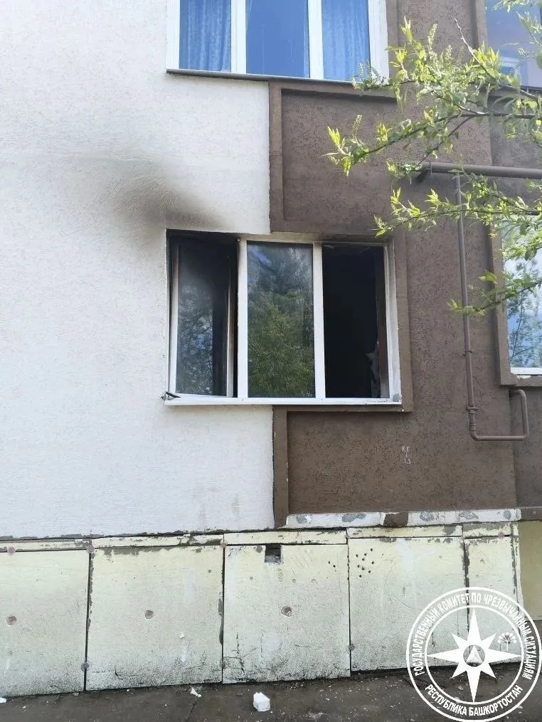 Пожар в Булгаково погиб пожилой мужчина Трагедия произошла сегодня в одной из квартир жилого дома Сообщение о возгорании поступило в Систему 112 На место приехали пожарные и специалисты по профилактике Огонь удалось потушить однако спасти жильца не успели Сейчас специалисты выясняют что именно стало причиной происшествия