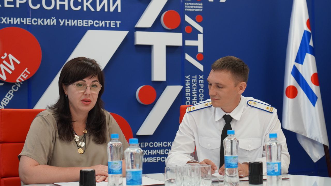 Ростехнадзор и ХТУ заключили соглашение о сотрудничестве Херсонское управление Ростехнадзора и Херсонский технический университет ХТУ подписали соглашение о взаимодействии. Документ, закрепляющий долгосрочное партнерство, подписали и.о. руководителя Ростехнадзора Андрей Олегович Буренин и ректор ХТУ Галина Александровна Райко. Галина Райко, ректор ХТУ, подчеркнула значимость соглашения: «Это важный шаг для нашего университета. Сотрудничество с Ростехнадзором открывает новые возможности в научных исследованиях и подготовке высококвалифицированных специалистов для сферы экологического, технологического и атомного надзора. Уверена, что наше партнерство будет плодотворным и внесет вклад в развитие региона». Подписание документа отражает стремление сторон к совместной работе. Партнерство позволит расширить образовательные программы ХТУ, усилить практическую подготовку студентов и укрепить позиции Ростехнадзора в регионе. Следите за новостями – мы будем информировать о дальнейших шагах в рамках этого сотрудничества! #Ростехнадзор #ХТУ #образование #наука #сотрудничество