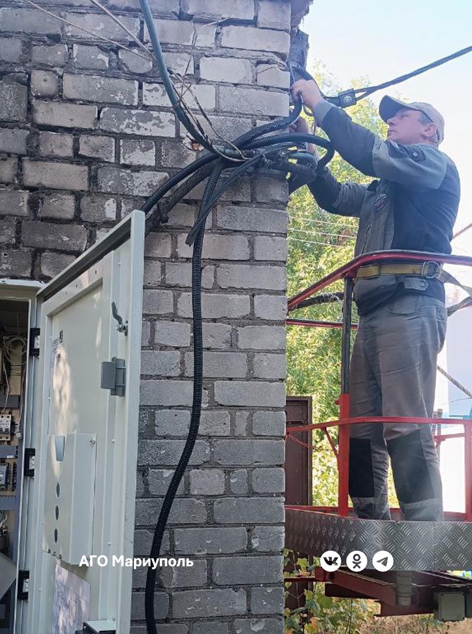 За неделю «Мариупольгорсвет» смонтировал на городских улицах 48 новых светильников Также специалисты демонтировали 20 вышедших из строя ламп наружного освещения и 889 метров неремонтопригодного кабеля, смонтировали и отремонтировали 300 метров провода, очистили 360 метров сетей от аварийно-опасных веток. Эти работы с привлечением 8 единиц спецтехники велись по всему городу и в пригородах. В Жовтневом районе: по проспекту Ленина; улицам Фрунзе, Кальчанской, Гранитной и Кирова. В Приморском районе: по улице Гагарина. В Ильичевском районе: по проспекту Металлургов; улицам Ленской, Гурамишвили, Первомайской, Волонтеровской, Дальневосточной и Менжинского; в поселках Талаковка и Каменск. В Орджоникидзевском районе: по улицам Центральной, Владимирской, Таганрогской, Воинов-Освободителей и Панфилова; по переулку Лечебному; в селах Гнутово и Калиновка. Монтажный участок выполнил работы по улице Гайдара и на полигоне «Площадка Б».