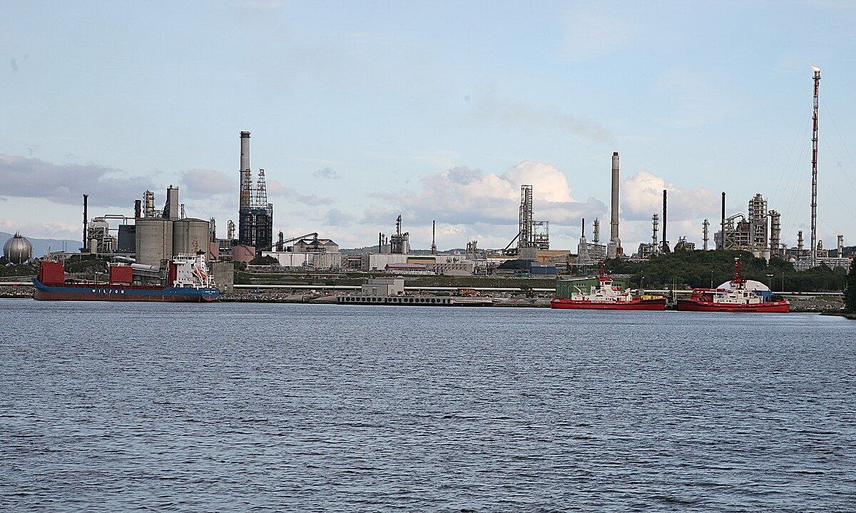 На крупнейшем НПЗ Норвегии произошёл пожар Возгорание произошло на крупнейшем в Норвегии нефтеперерабатывающем предприятии в городе Монгстад. Огонь охватил трансформаторную подстанцию. Площадь пожара была небольшой, два пожарных расчёта справились с возгоранием за час. Пострадавших в результате инцидента нет. В промышленной зоне Монгстад расположены несколько НПЗ, в том числе и НПЗ Mongstad крупнейшей норвежской компании Equinor, на котором и произошёл пожар. Это крупнейший НПЗ в стране, мощность завода 12 млн т нефти в год.