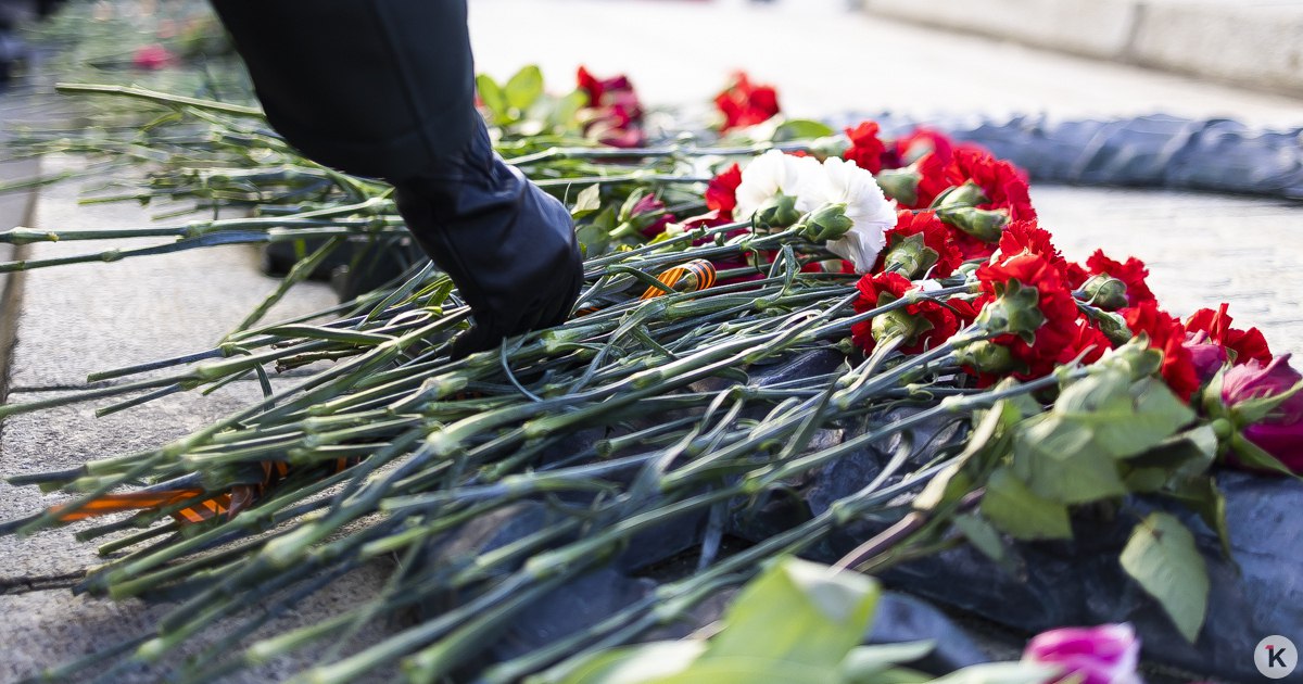 Я сражалась до последнего но меня не стало блогер Ирина Небога умерла после долгой борьбы с раком Блогер Ира Небога Антонова из Новокузнецка умерла в возрасте 25 лет после продолжительной борьбы с раком Прощальное сообщение опубликовано в её телеграм канале В 16 лет жизнь у девушки обнаружили саркома Юинга рак кости II стадии на ноге Ирина семь месяцев боролась с болезнью Поддержку она нашла в интернете её TikTok ролики о борьбе с раком покорили миллионы В 2024 году у девушки в черепе обнаружили 8 сантиметровое образование IV стадия рака Ирина прошла пять курсов химии и перенесла операцию в НИИ им Бурденко где ей удалили часть черепа оставив заметную вмятину Я сражалась до последнего но вчера в 22 25 меня не стало Я ушла очень легко и спокойно в кругу близких и любимых людей Я не боялась не паниковала вы меня знаете говорится в сообщении