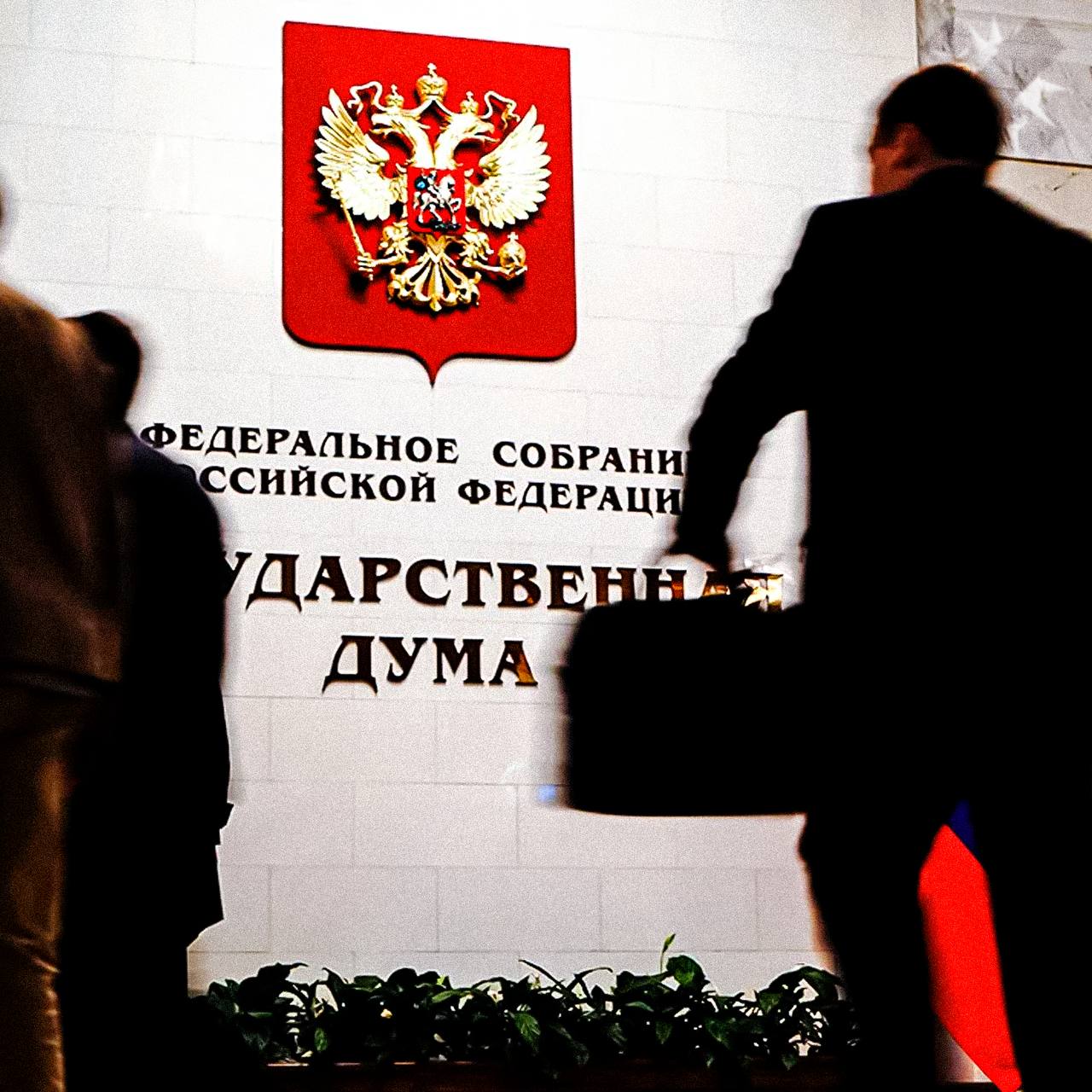 В Госдуме хотят приравнять пропаганду эскорта к уголовному преступлению Депутат Виталий Милонов обратился к главе МВД с предложением ужесточить наказание за пропаганду эскорта По его словам это слово давно потеряло значение сопровождения и стало синонимом проституции Милонов отметил что эскортницы ничем не отличаются от тех кто стоит на вокзалах и считает что общество должно жёстко осуждать такие явления   согласны зато честно НМШ