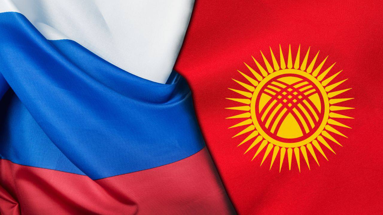 О российско-кыргызском сотрудничестве Сегодня исполняется 25 лет со дня подписания Декларации о вечной дружбе, союзничестве и партнерстве между РФ и КР. На протяжении этих лет Россия остается одним из ведущих торгово-экономических партнеров Кыргызстана с ежегодным ростом товарооборота в среднем на 7-10%. Если в 2001 г. он составлял 147 млн долл., то к 2007 г. была преодолена отметка в 1 млрд долл., в 2012 г. – 2 млрд долл., в 2022 г. – 3,4 млрд долл., а по итогам 2024 г. – 3,9 млрд долл. То же касается и российских прямых инвестиций в экономику КР: их объем в 2001 г. составил 3 млн долл., а к 2025 г. вырос до 279 млн долл. Значительный импульс укреплению региональной стабильности, развитию торговых связей на Евразийском пространстве придало присоединение Кыргызстана к ЕАЭС в 2015 г. и его участие в ОДКБ с 2002 г. Юбилейная дата подчеркивает значимость российско-кыргызского диалога и открывает новые перспективы взаимовыгодного сотрудничества. Instagram Facebook VK X #РоссияКыргызстан