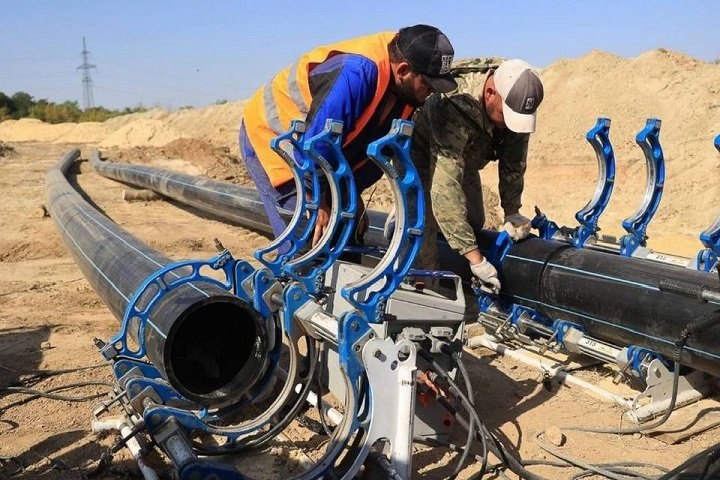 В Советском и Кировском районах Волгограда построят новую систему водоснабжения насосную станцию и несколько водоводов Обойдутся они в 1 7 млрд руб Это строительство в результате обеспечит водой участки будущей застройки и даст возможность подключить к централизованному водоснабжению жителей отдалённых городских территорий Реализовывать будут в два этапа Сначала спроектируют и построят водопроводную насосную станцию Горная поляна 3 и проложат два водовода Один по ул 64 й Армии и проспекту Университетскому из Кировского района до Горной поляны второй по улицам им Тюленина им Солнечникова и Тормосиновской к Родниковой долине Следующим этапом построят ещё три водовода по ул им Степыкиной и Слесарной по ул Казахской 59 кольцевой водовод длиной 14 5 км и от этого кольцевого до пос Верхняя Ельшанка Оба этапа планируют завершить к 1 декабря 2027 г Начнут как только выберут подрядчика Подписывайтесь на тот самый легендарный РИАЦ